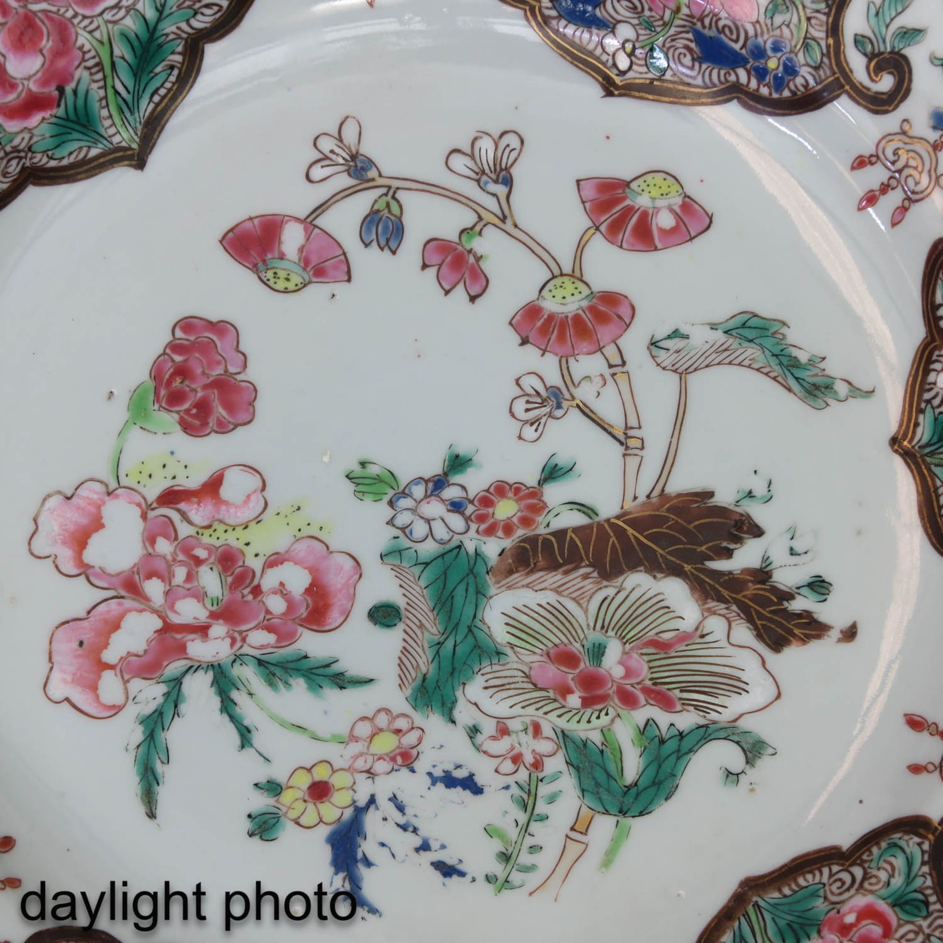 A Lot of 2 Famille Rose Plates - Bild 9 aus 10