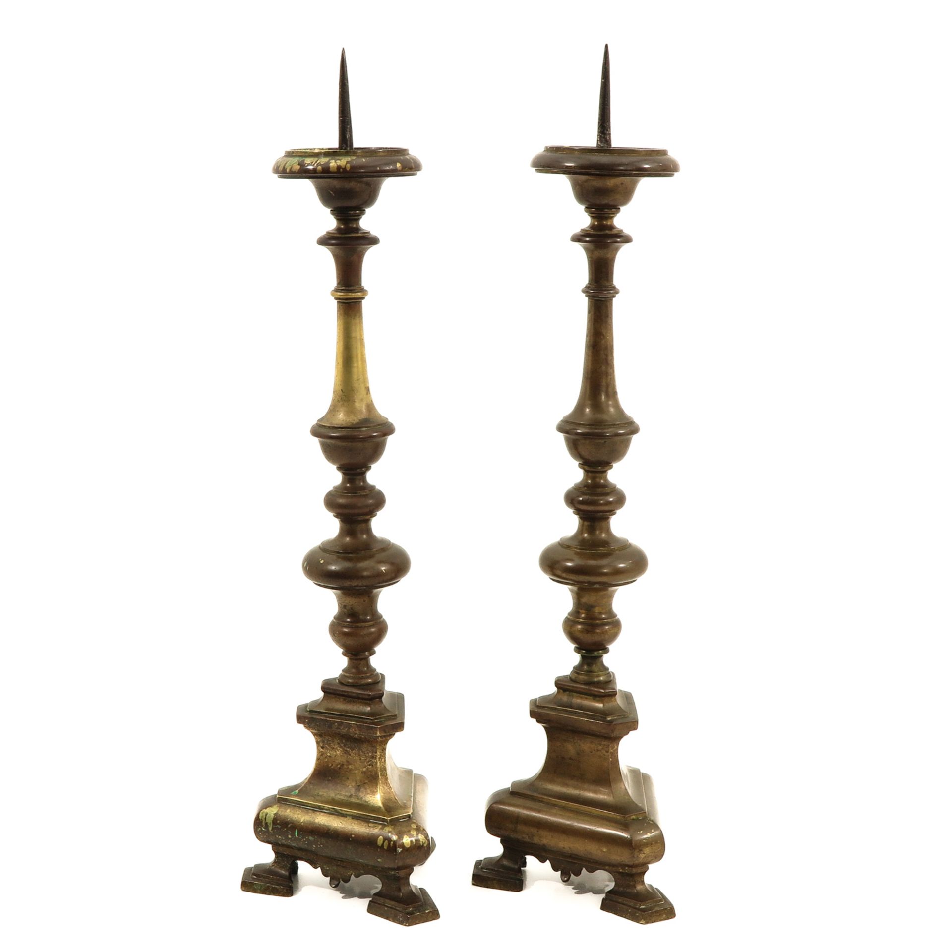 A Pair of 17th Century Bronze Church Candlesticks - Bild 4 aus 10
