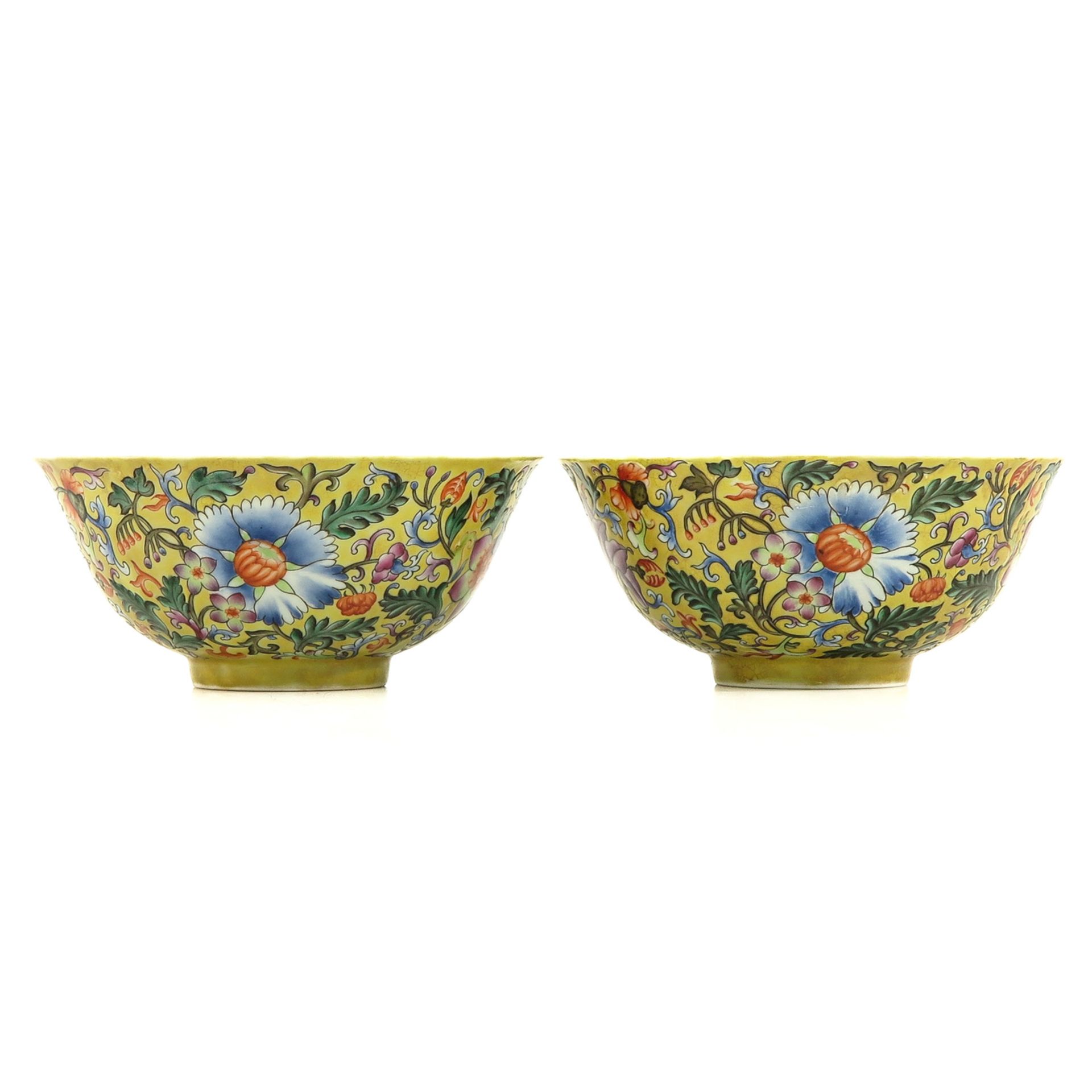 A Pair of Famille Rose Bowls - Bild 4 aus 10