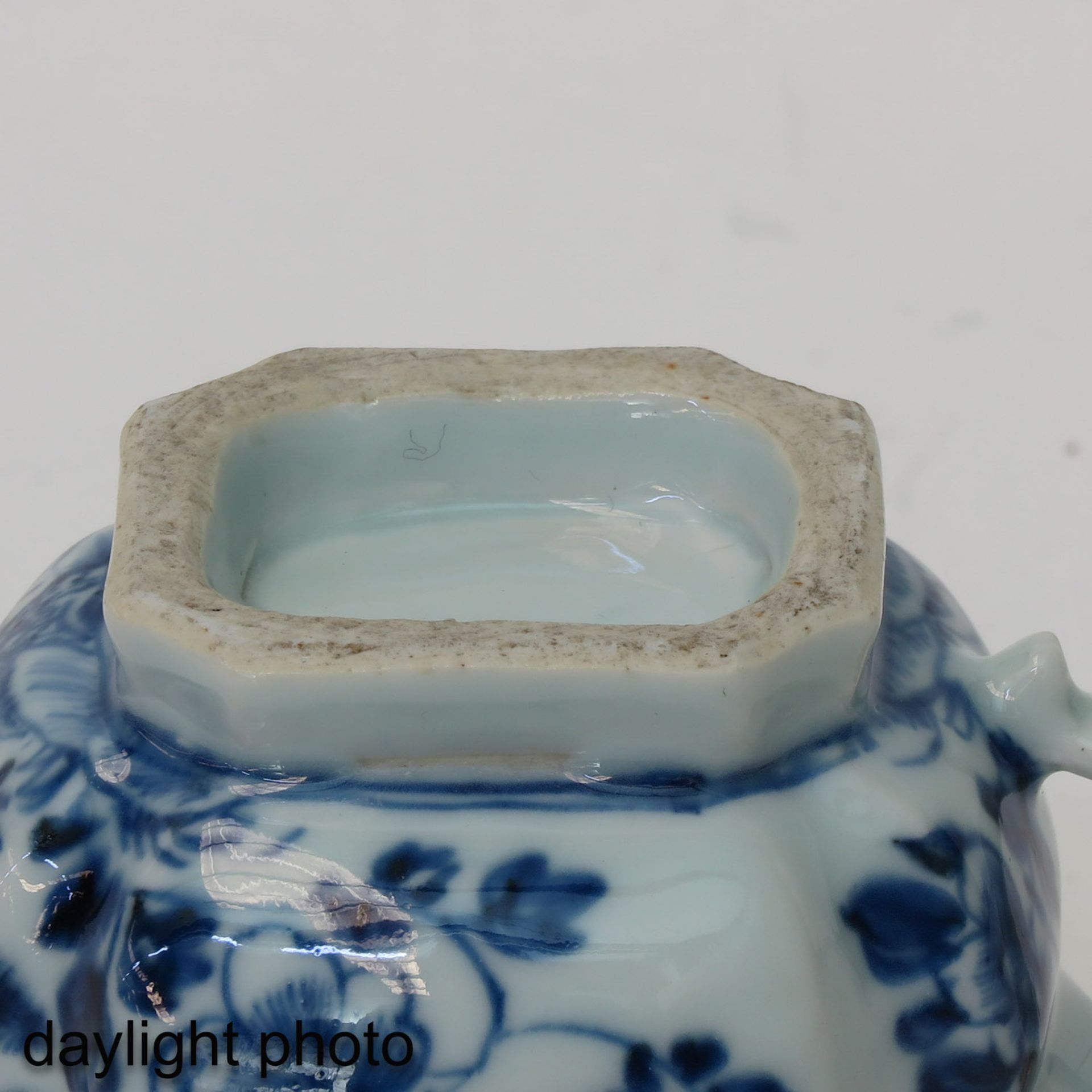 A Blue and White Spittoon - Bild 8 aus 9