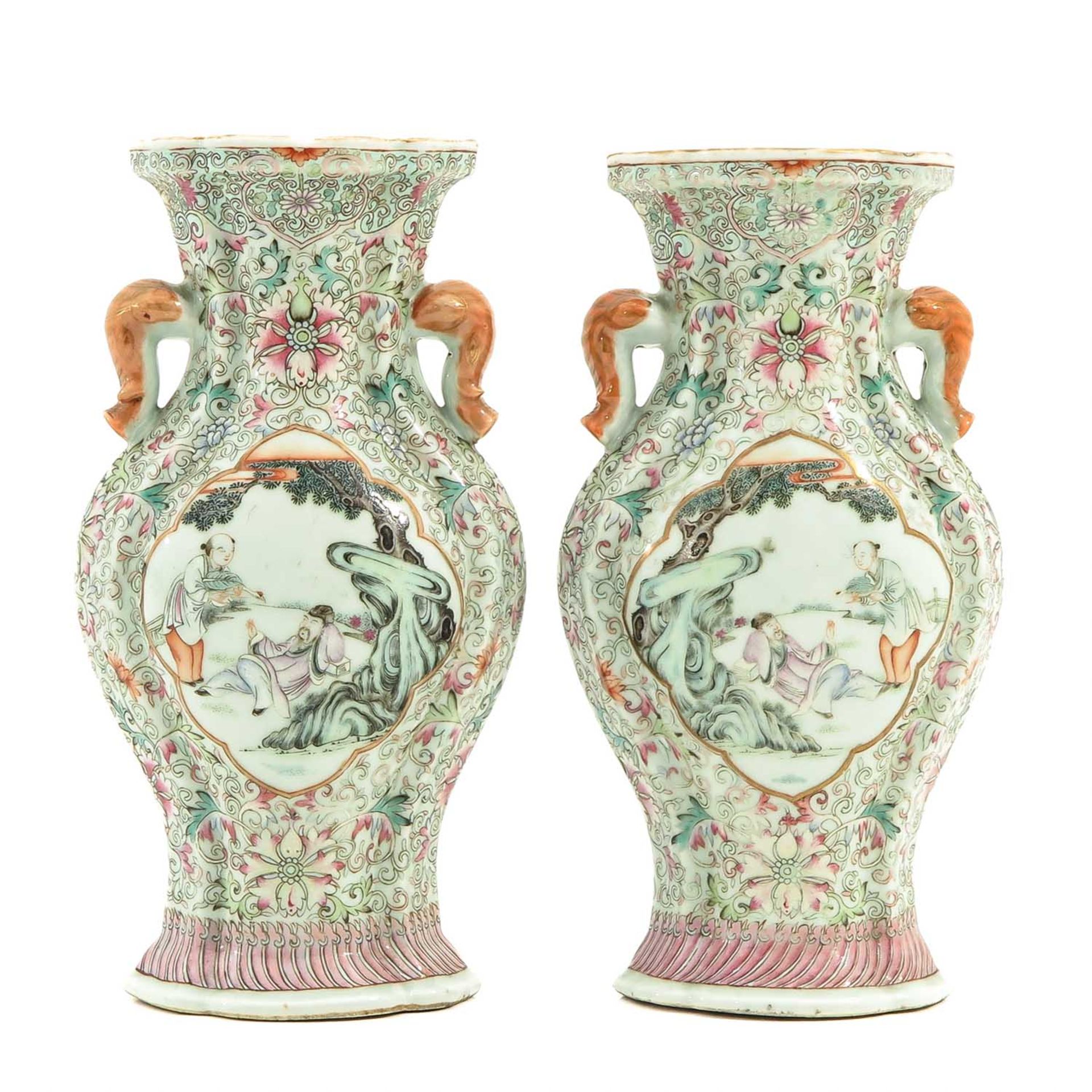 A Pair of Famille Rose Vases - Bild 3 aus 10