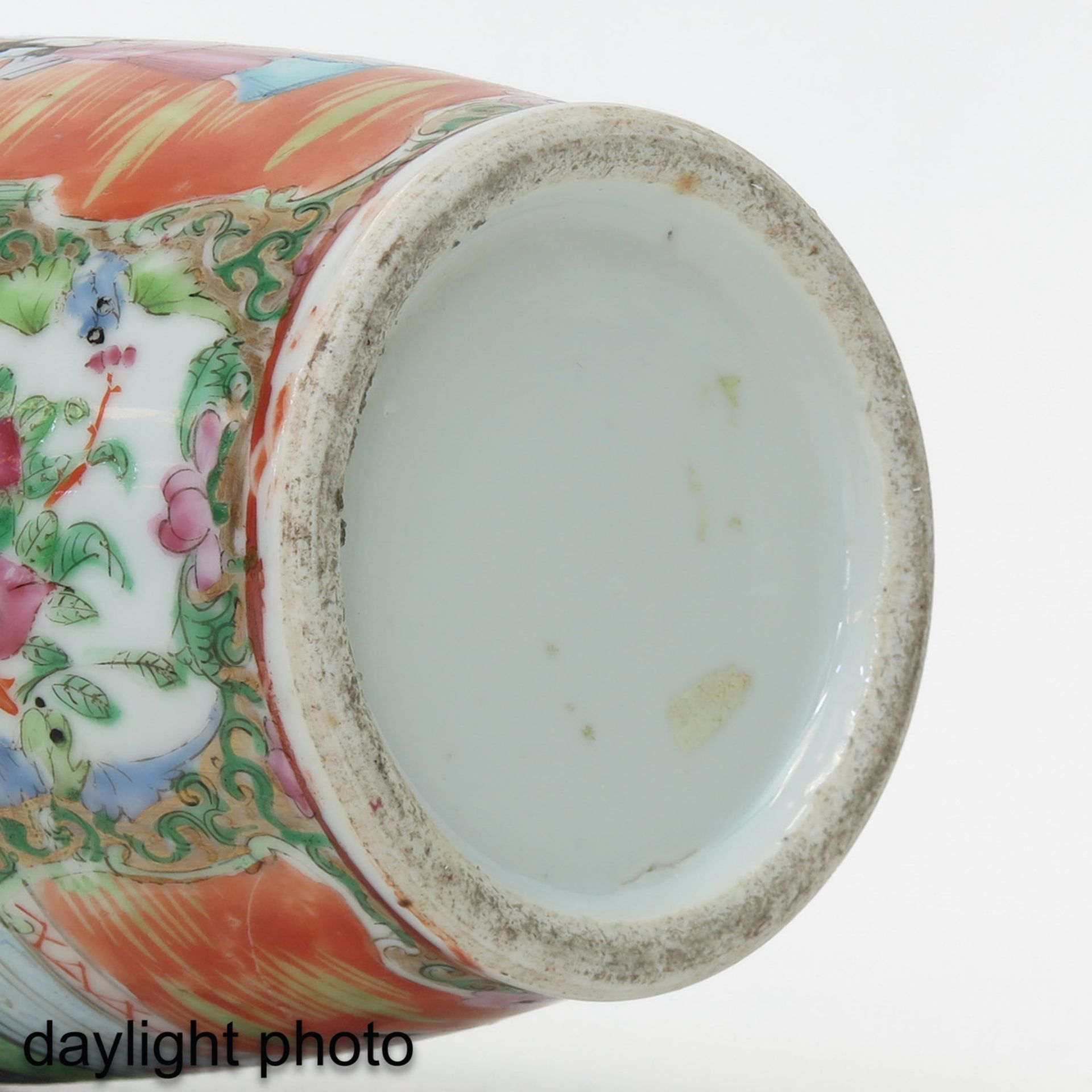 A Pair of Cantonese Vases - Image 8 of 10