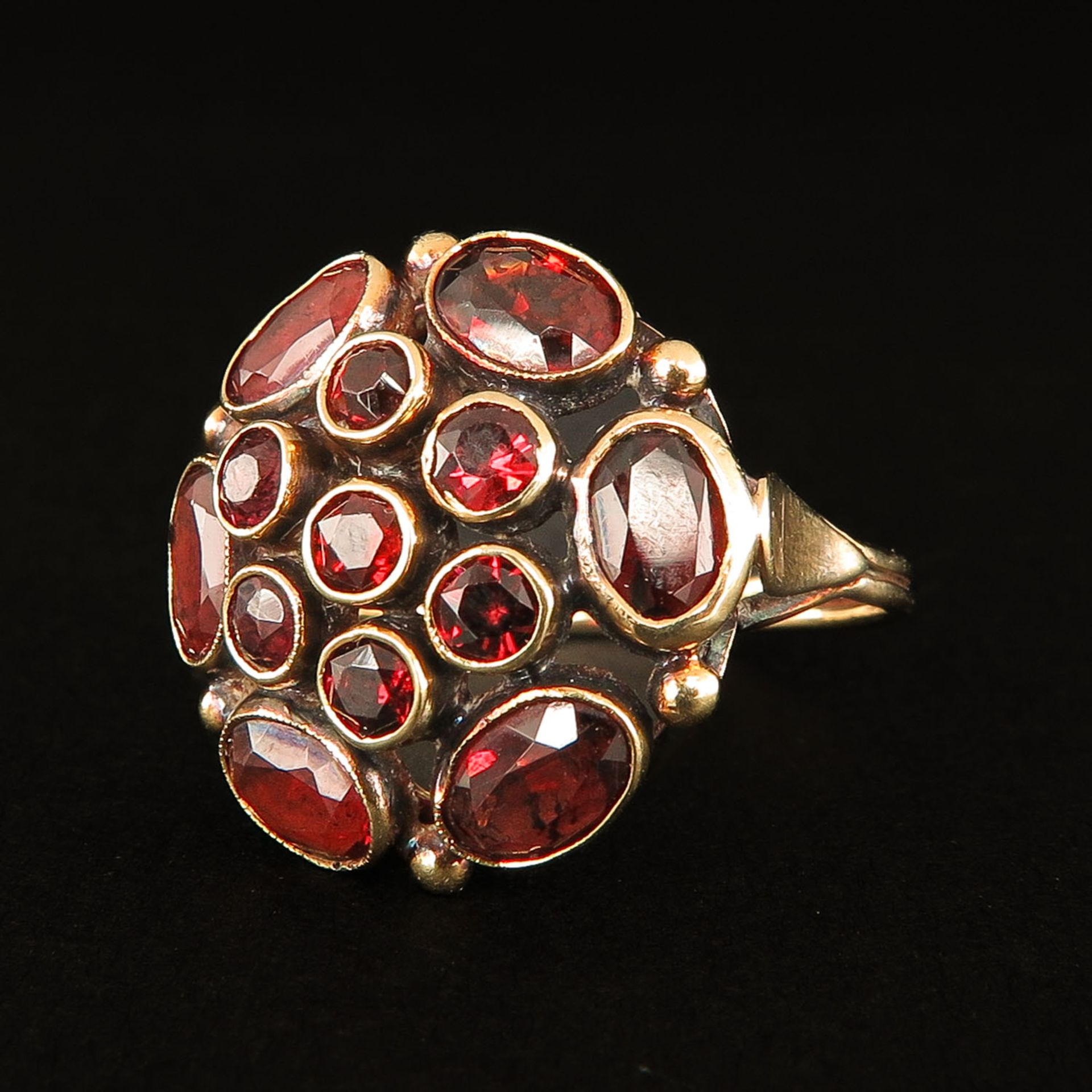 A 14KG Ladies Garnet Ring