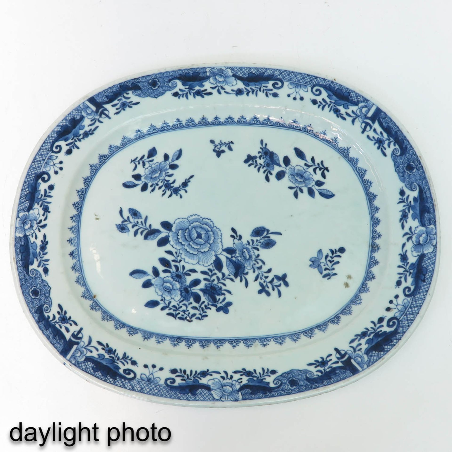 A Blue and White Serving Dish - Bild 5 aus 5