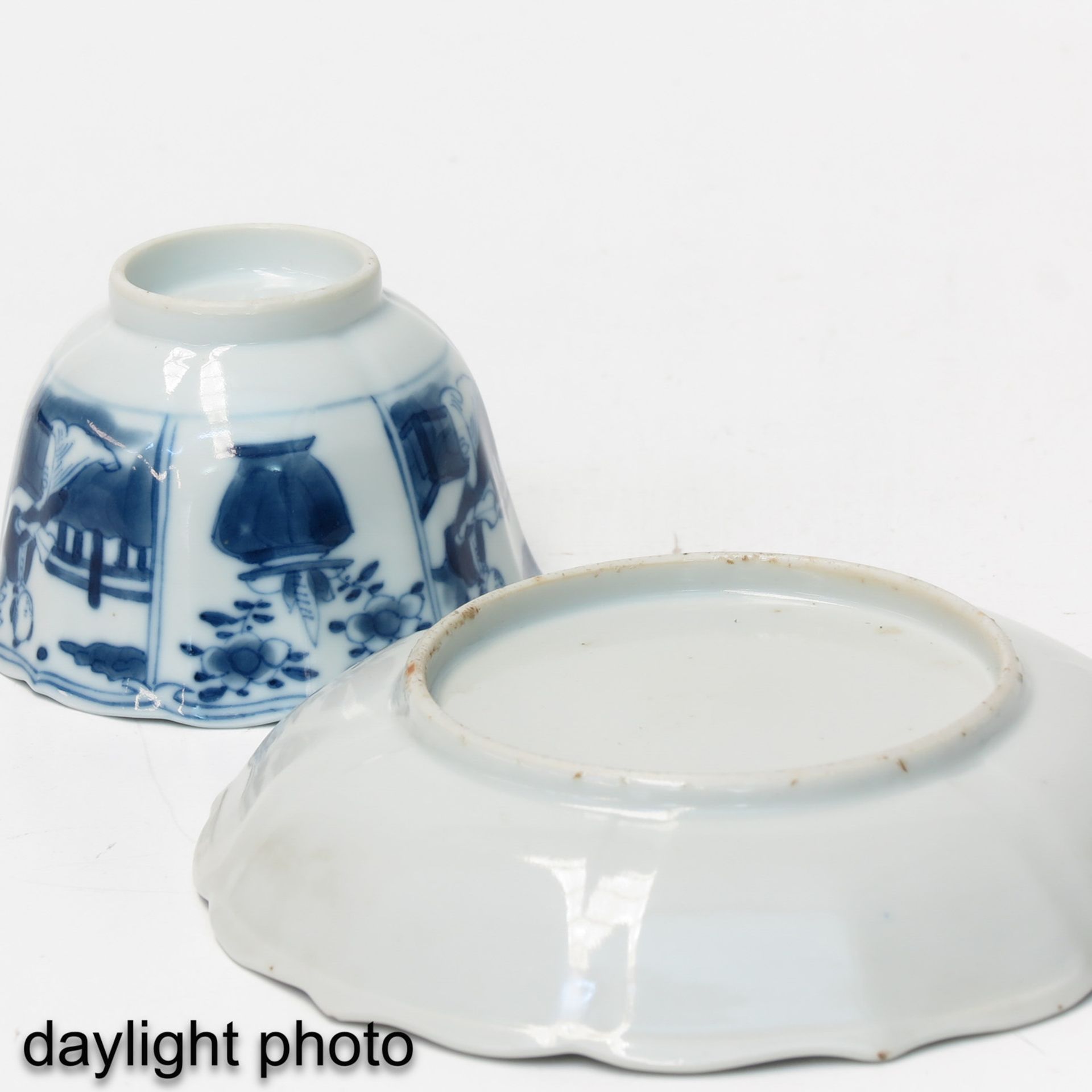 A Pair of Blue and White Cups and Saucers - Bild 10 aus 10