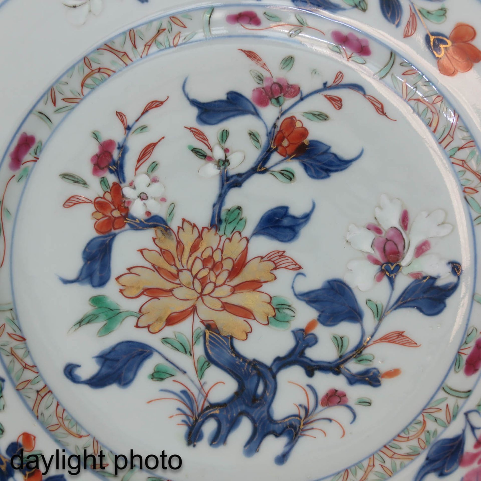 A Series of 4 Famille Rose Plates - Bild 9 aus 10