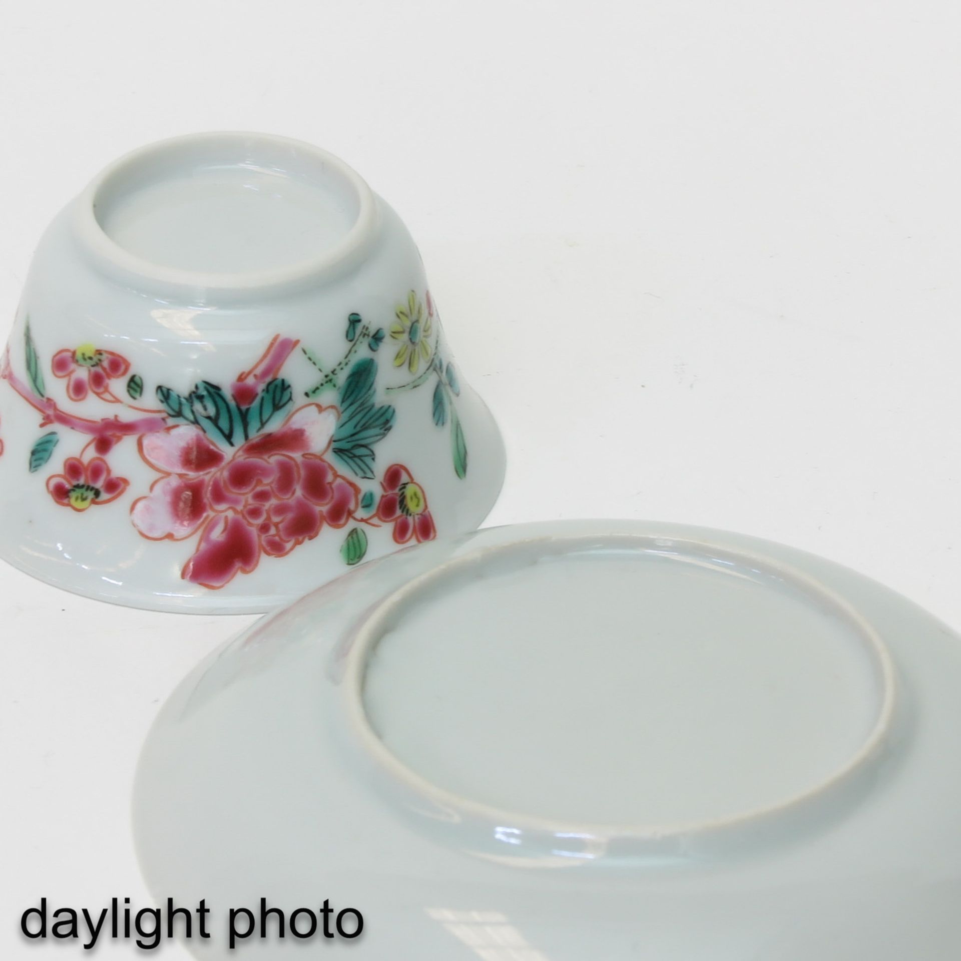 A Pair of Famille Rose Cups and Saucers - Bild 10 aus 10