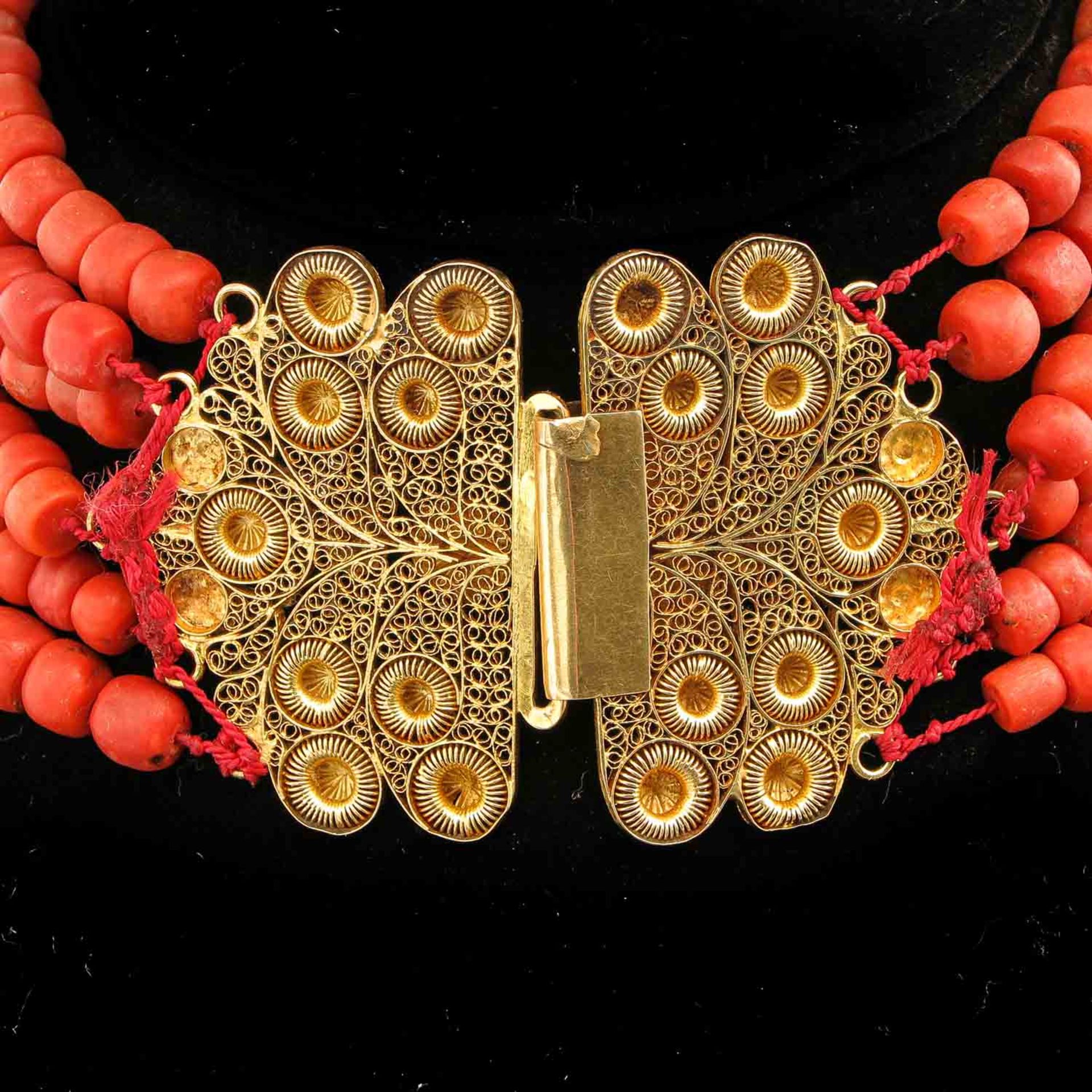A 6 Strand Red Coral Necklace on 18KG Clasp - Bild 3 aus 5