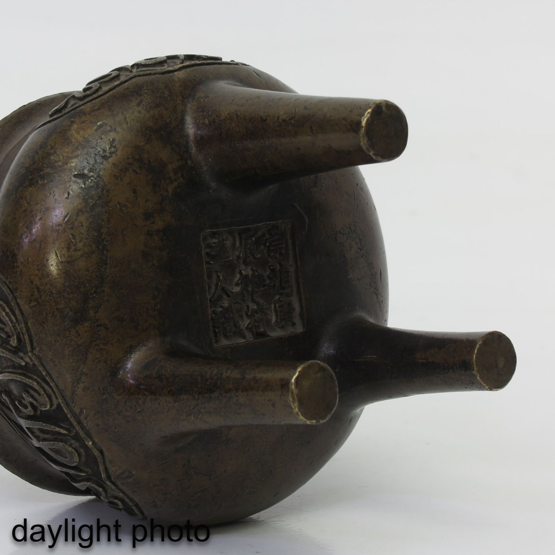 A Bronze Tripod Censer - Image 8 of 10