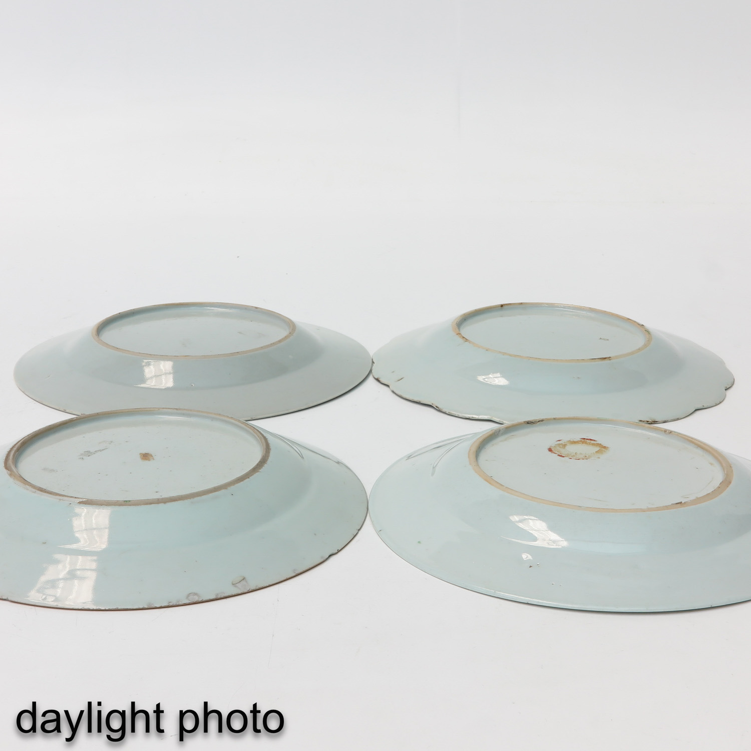 A Collection of 4 Famille Rose Plates - Image 8 of 10