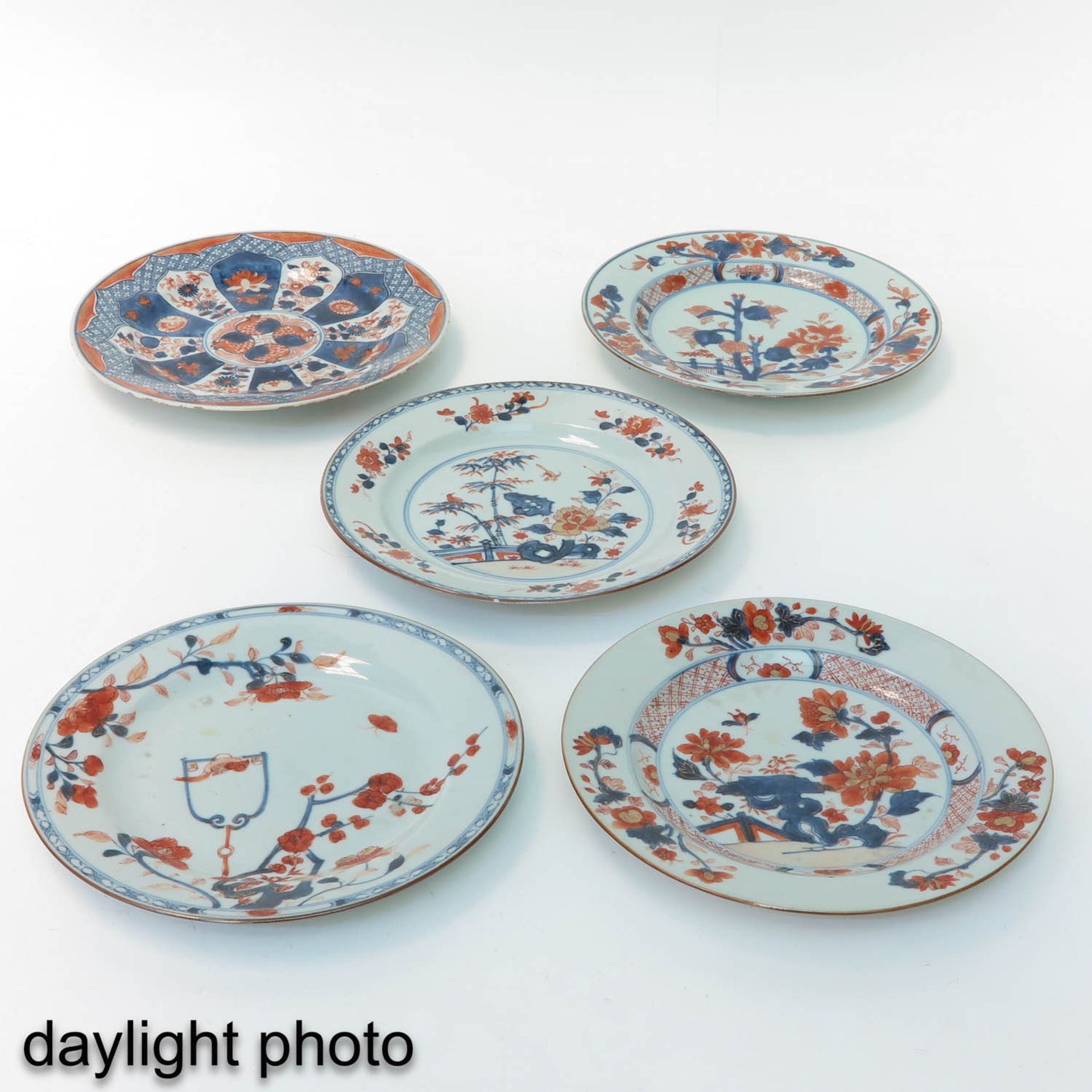 A Collection of 5 Imari Plates - Image 9 of 10