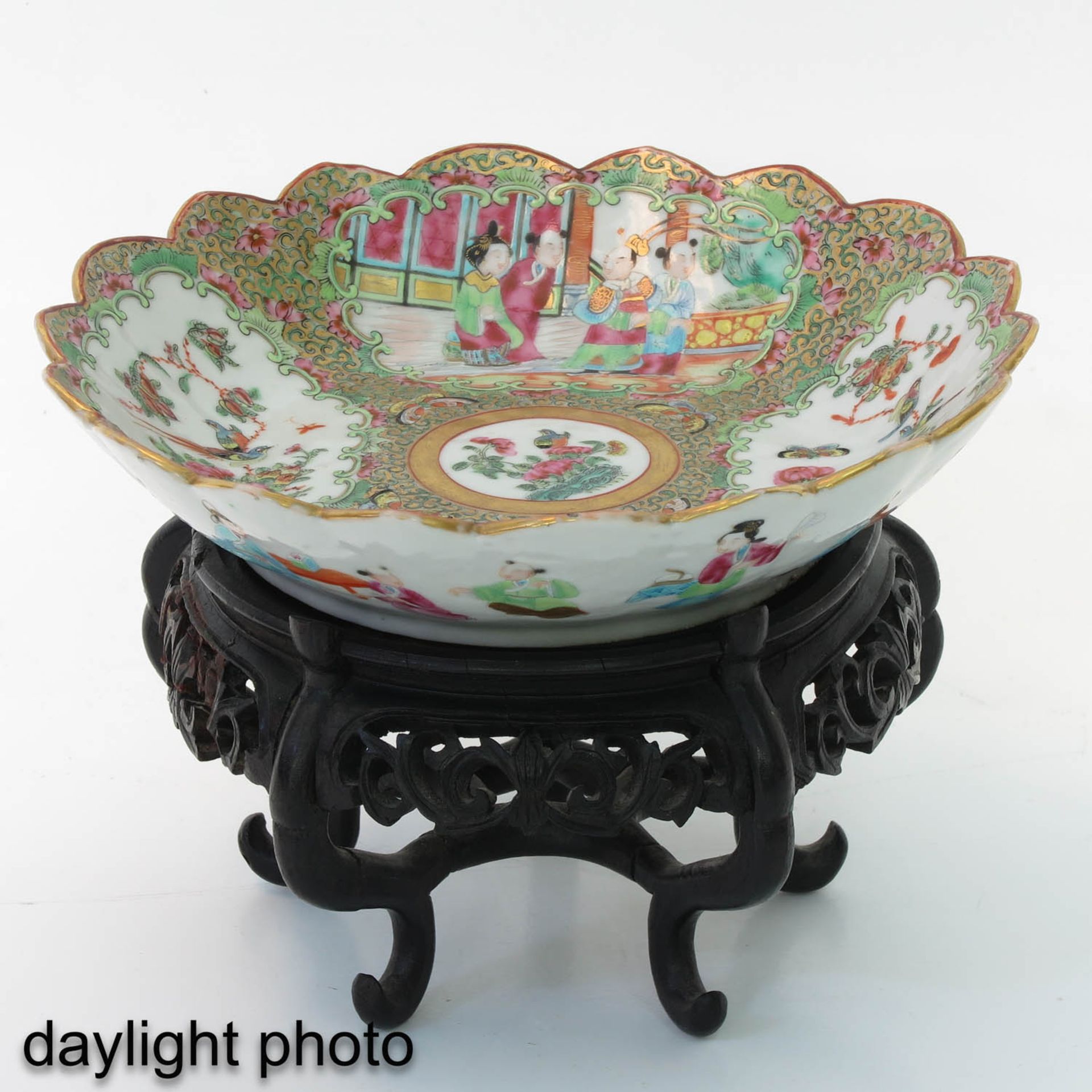 A Pair of Cantonese Plates - Image 9 of 10