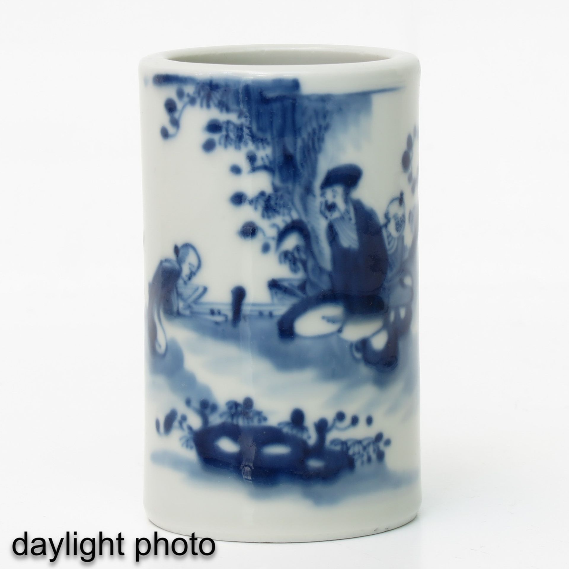 A Small Blue and White Brush Pot - Image 7 of 9