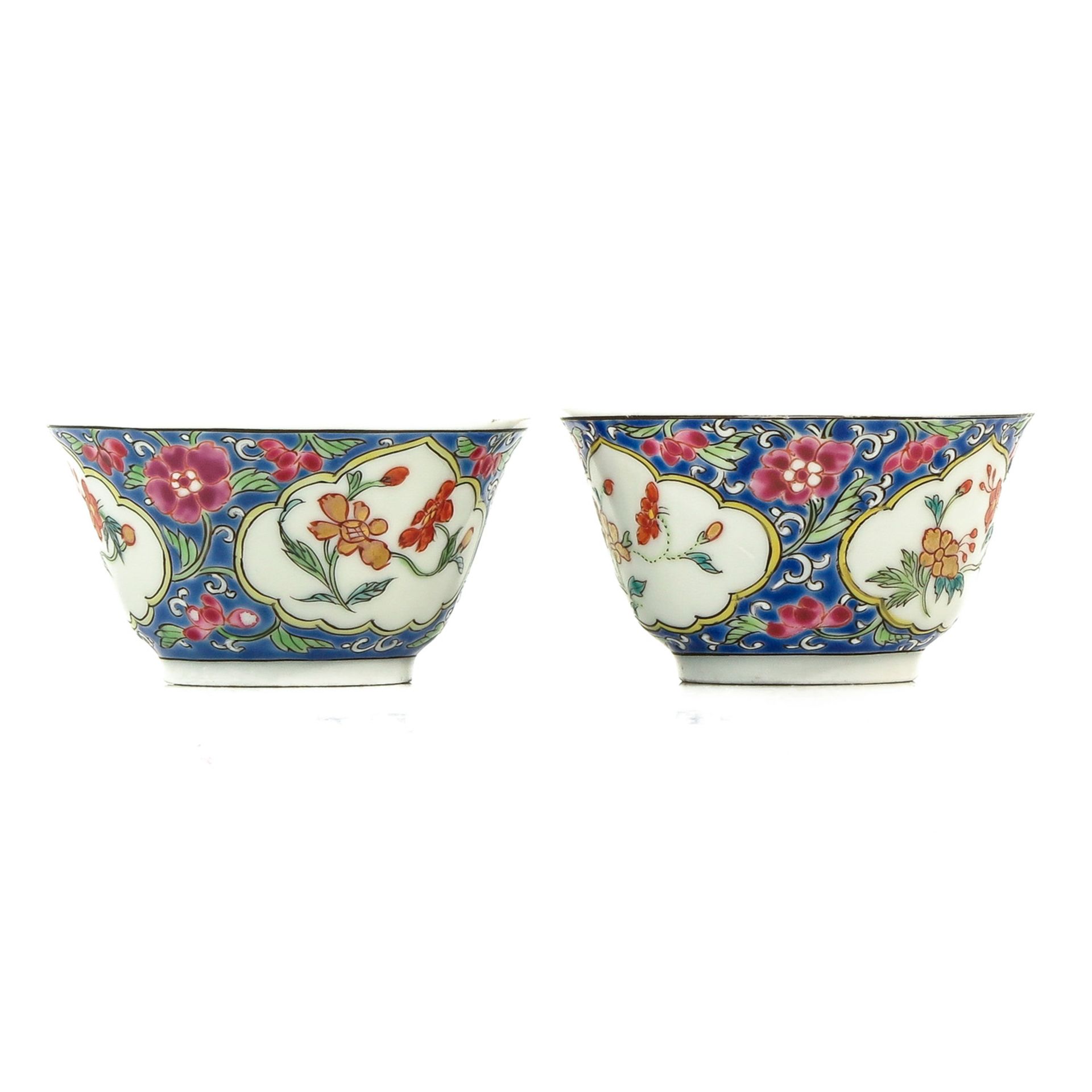 A Pair of Famille Rose Cups and Saucers - Bild 3 aus 10