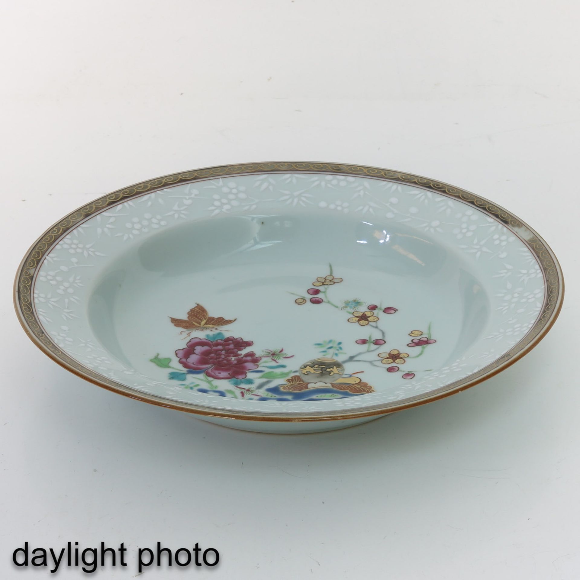 A Famille Rose Dish - Bild 3 aus 5