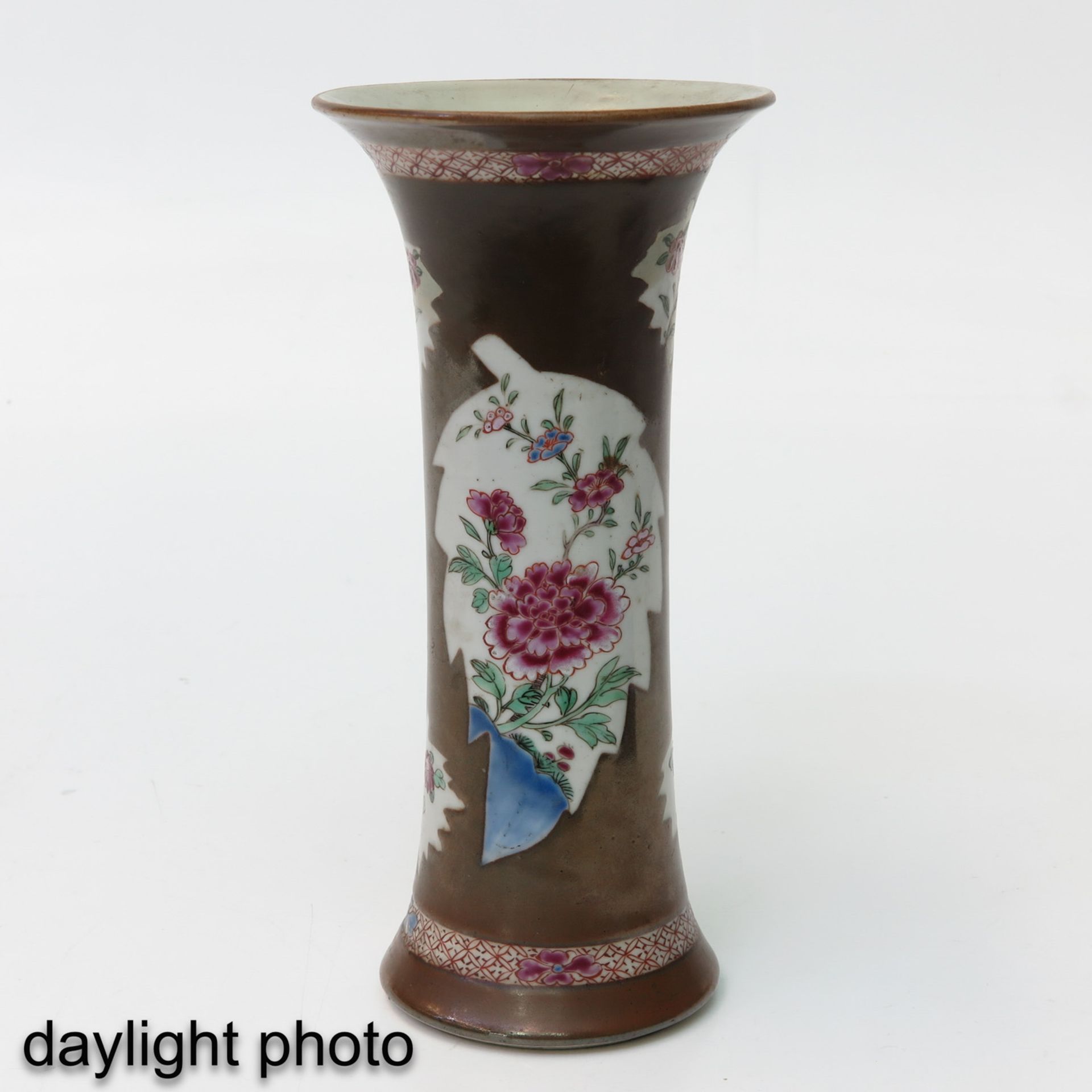 A Pair of Batavianware Vases - Bild 7 aus 9