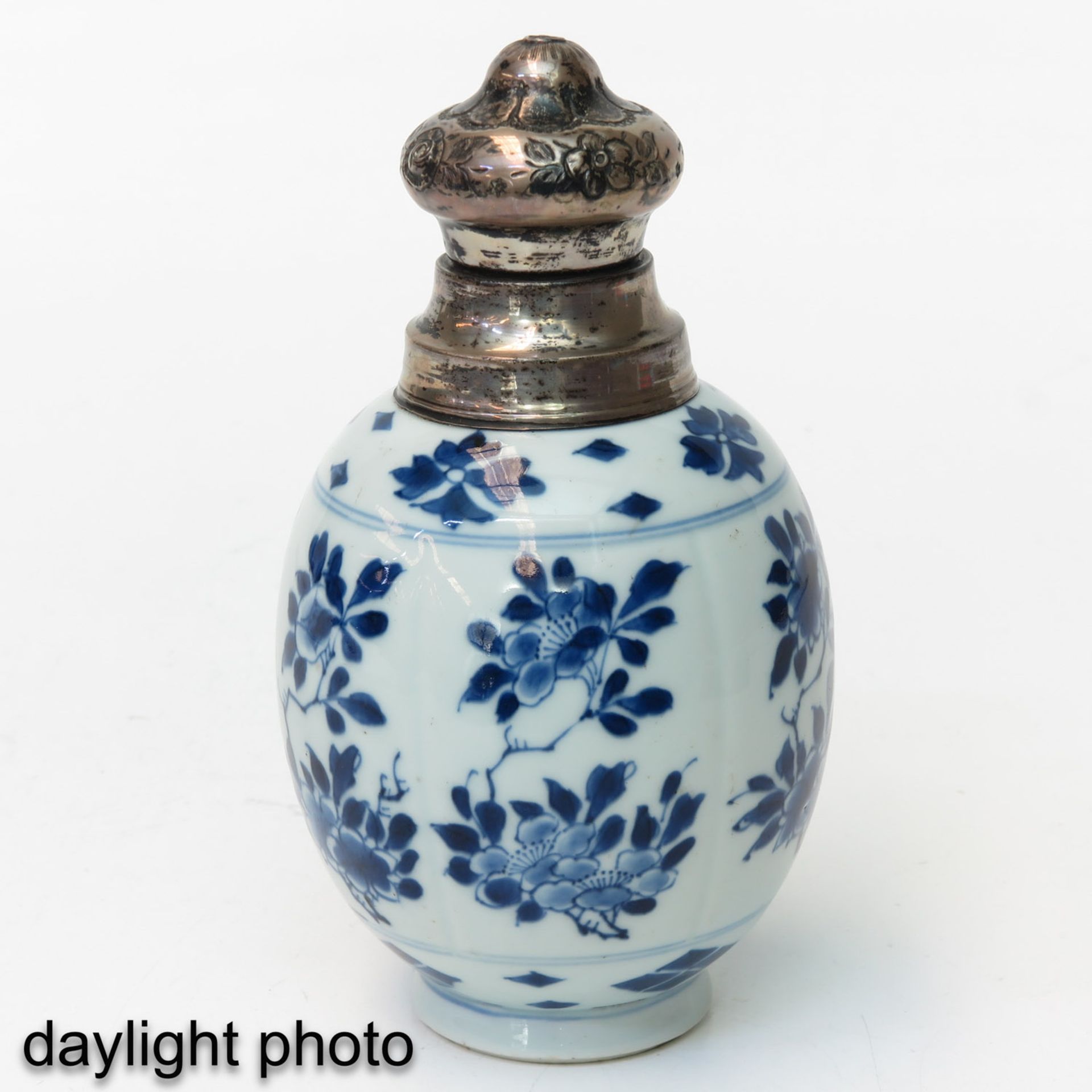 A Blue and White Tea Box - Image 7 of 9