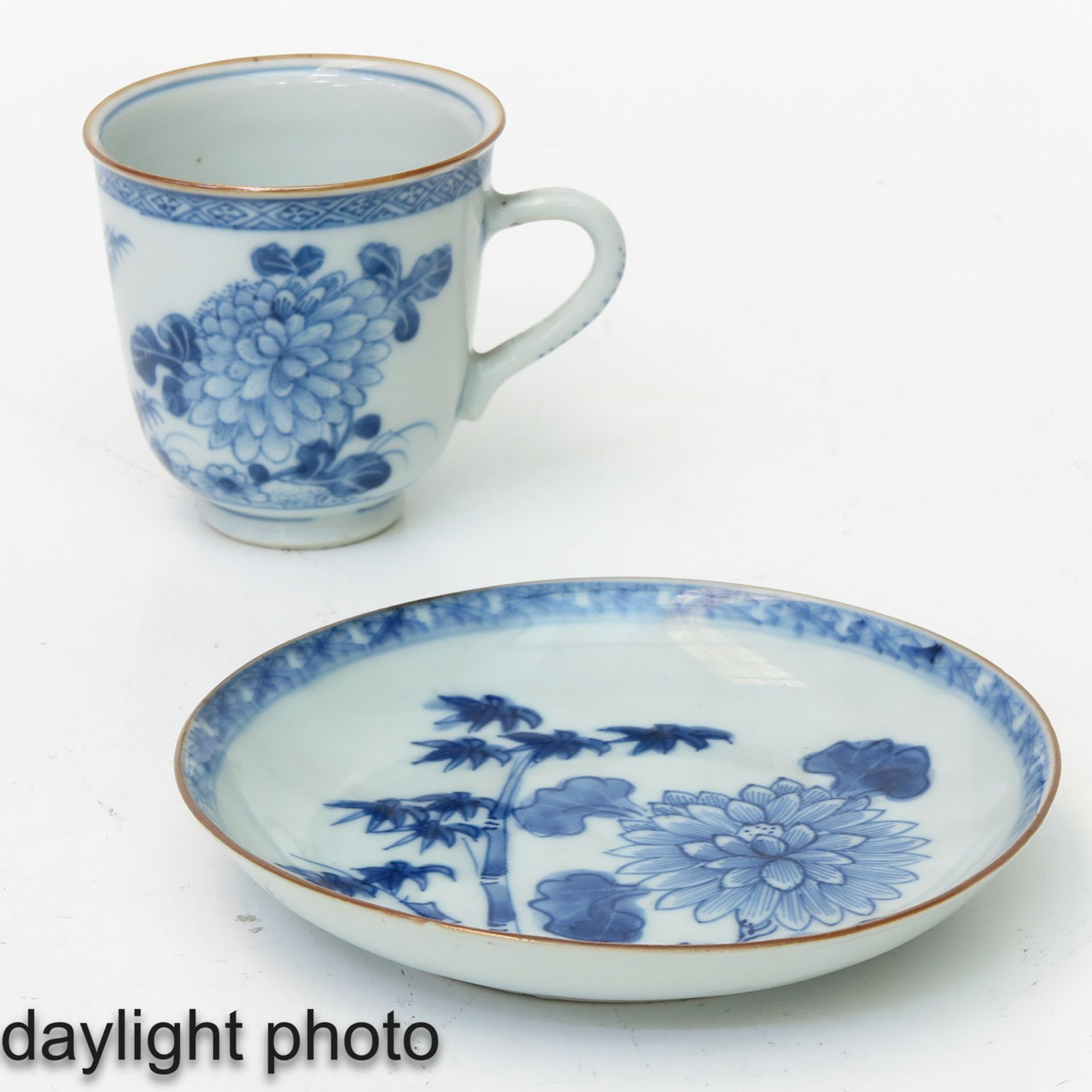 A Pair of Blue and White Cups and Saucers - Bild 9 aus 10