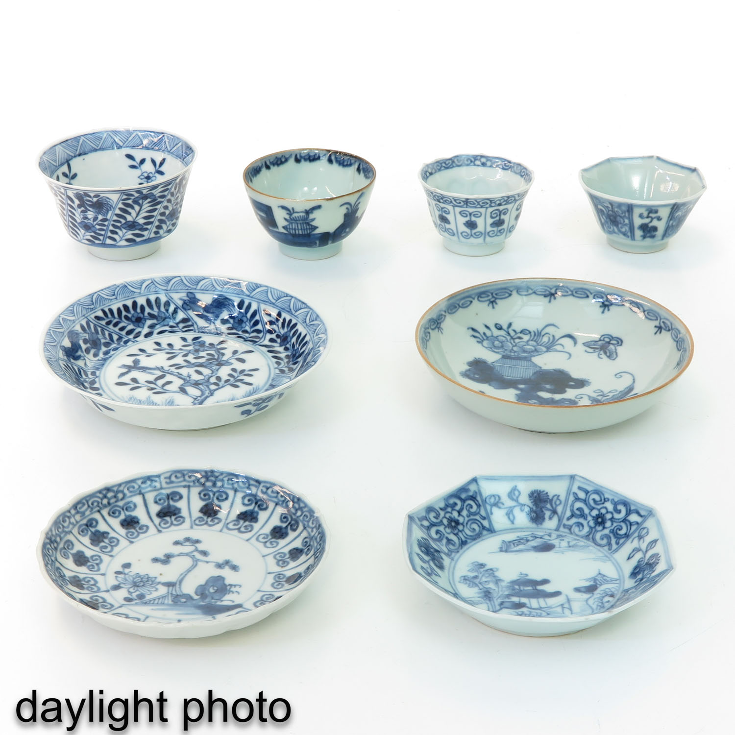 A Collection of Blue and White Cups and Saucers - Image 9 of 10