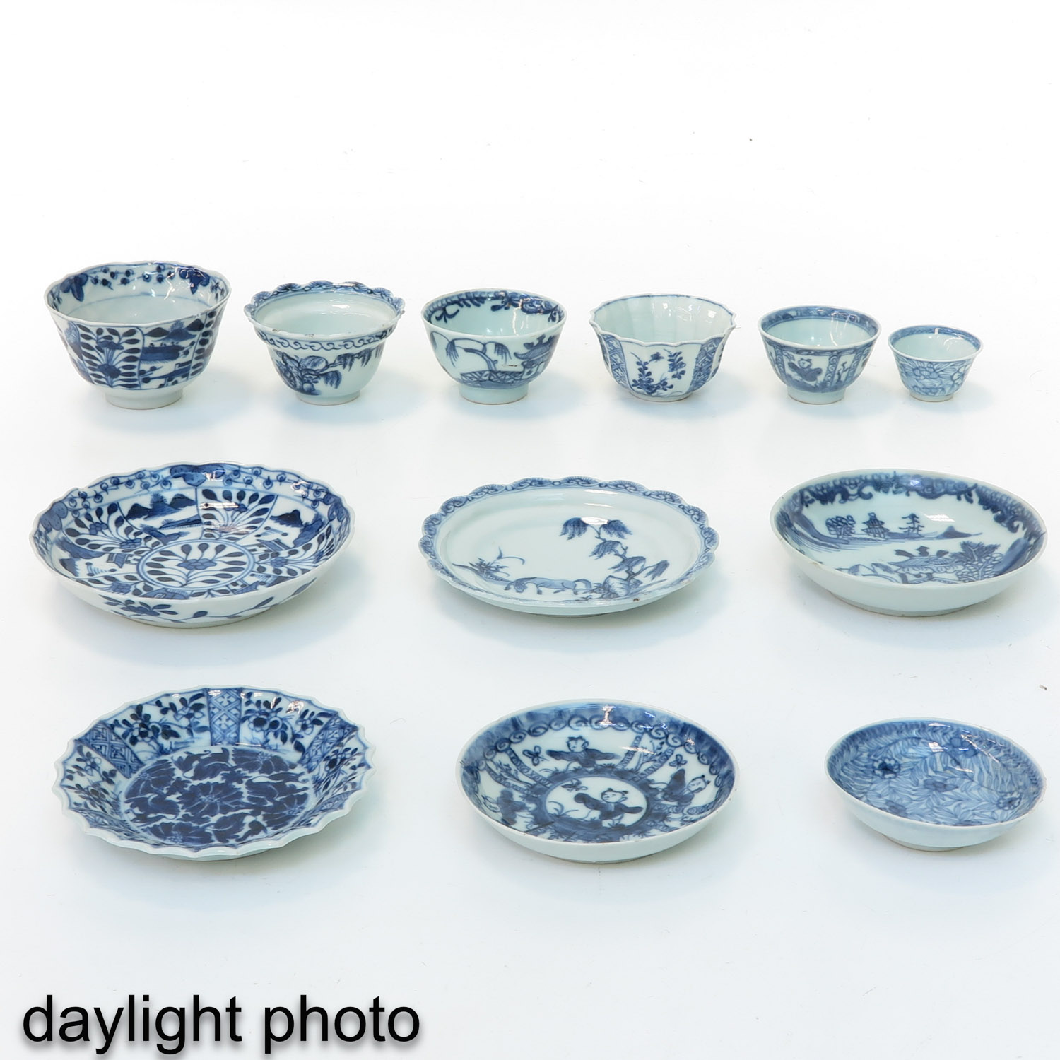 A Collection of Blue and White Cups and Saucers - Image 9 of 10
