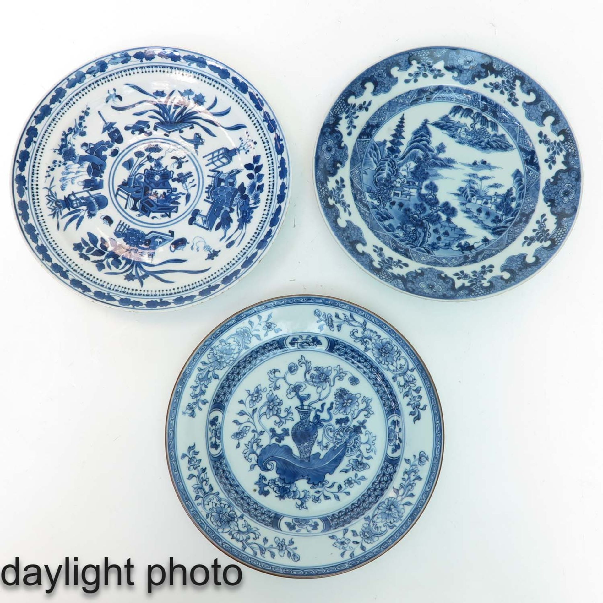 A Collection of 3 Blue and White Plates - Image 9 of 10