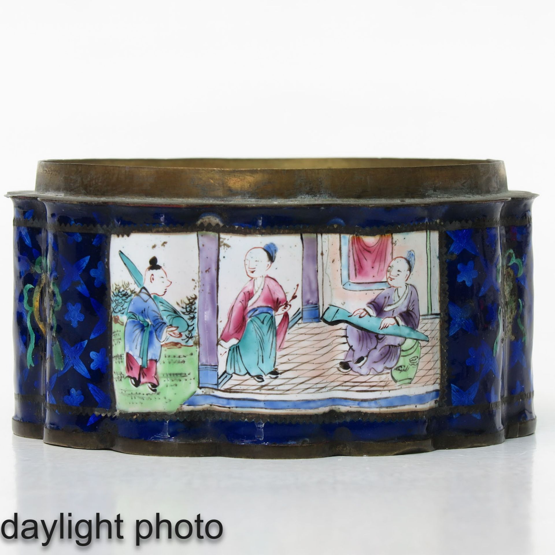 A Round Cloisonne Box - Image 10 of 10