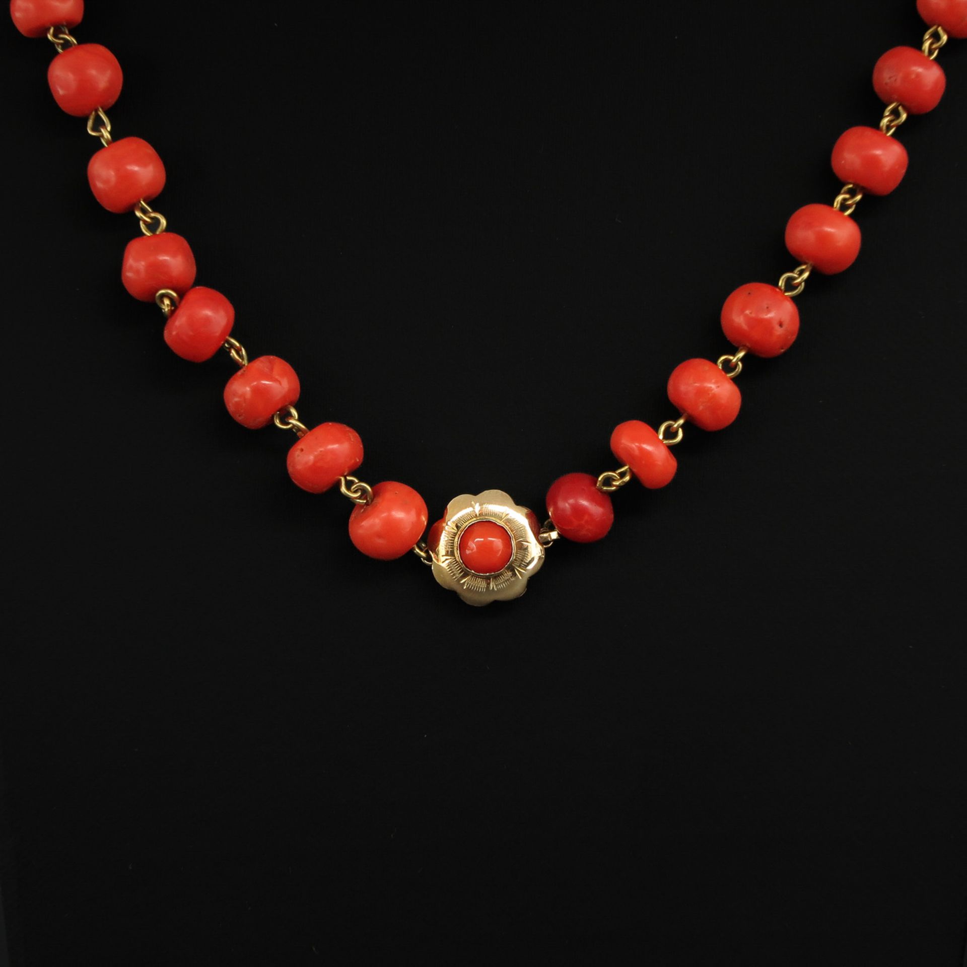 A Single Strand 19th Century Red Coral Necklace - Image 2 of 5