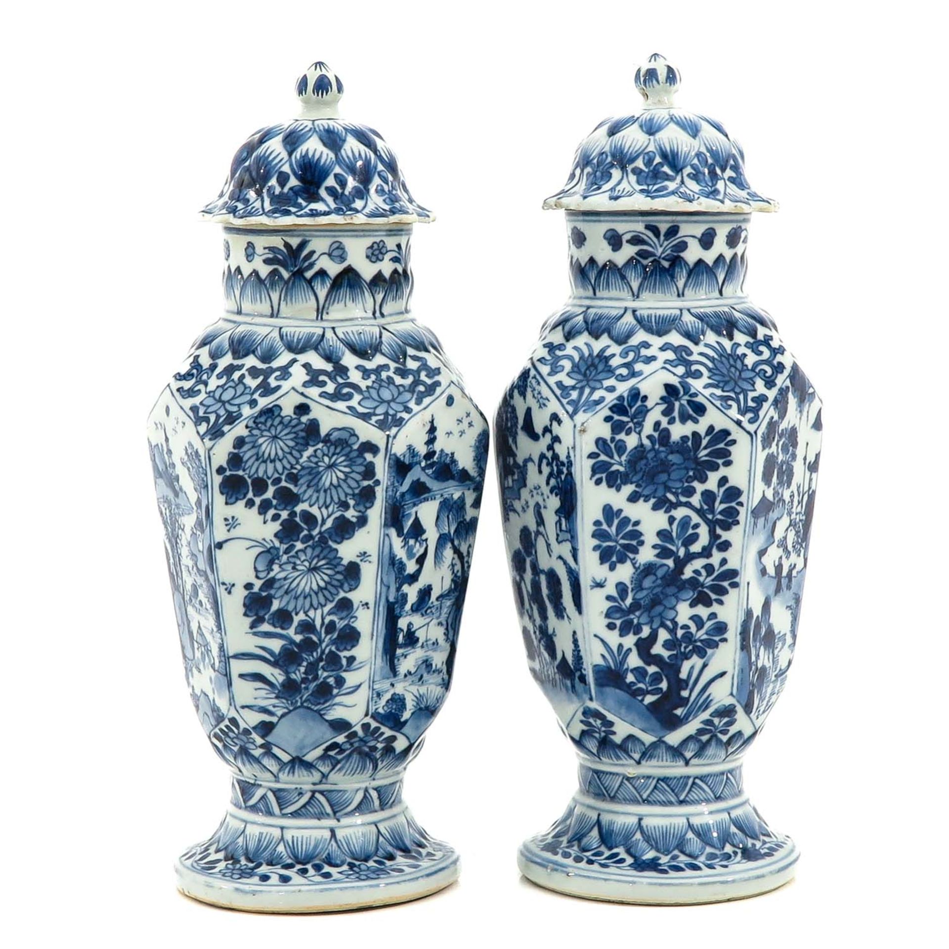 A Pair of Blue and White Vases with Covers - Bild 3 aus 9