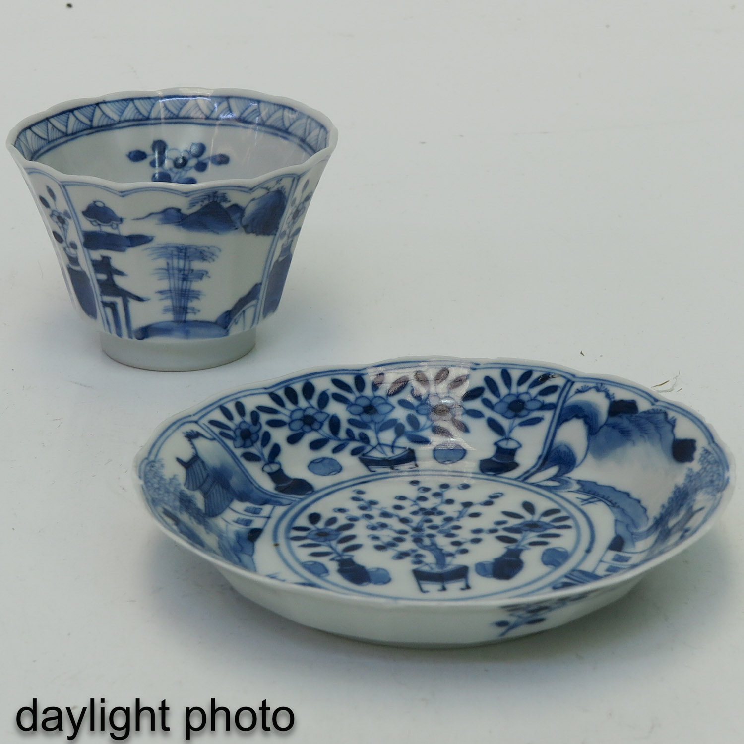 A Collection of Blue and White Cups and Saucers - Image 9 of 10