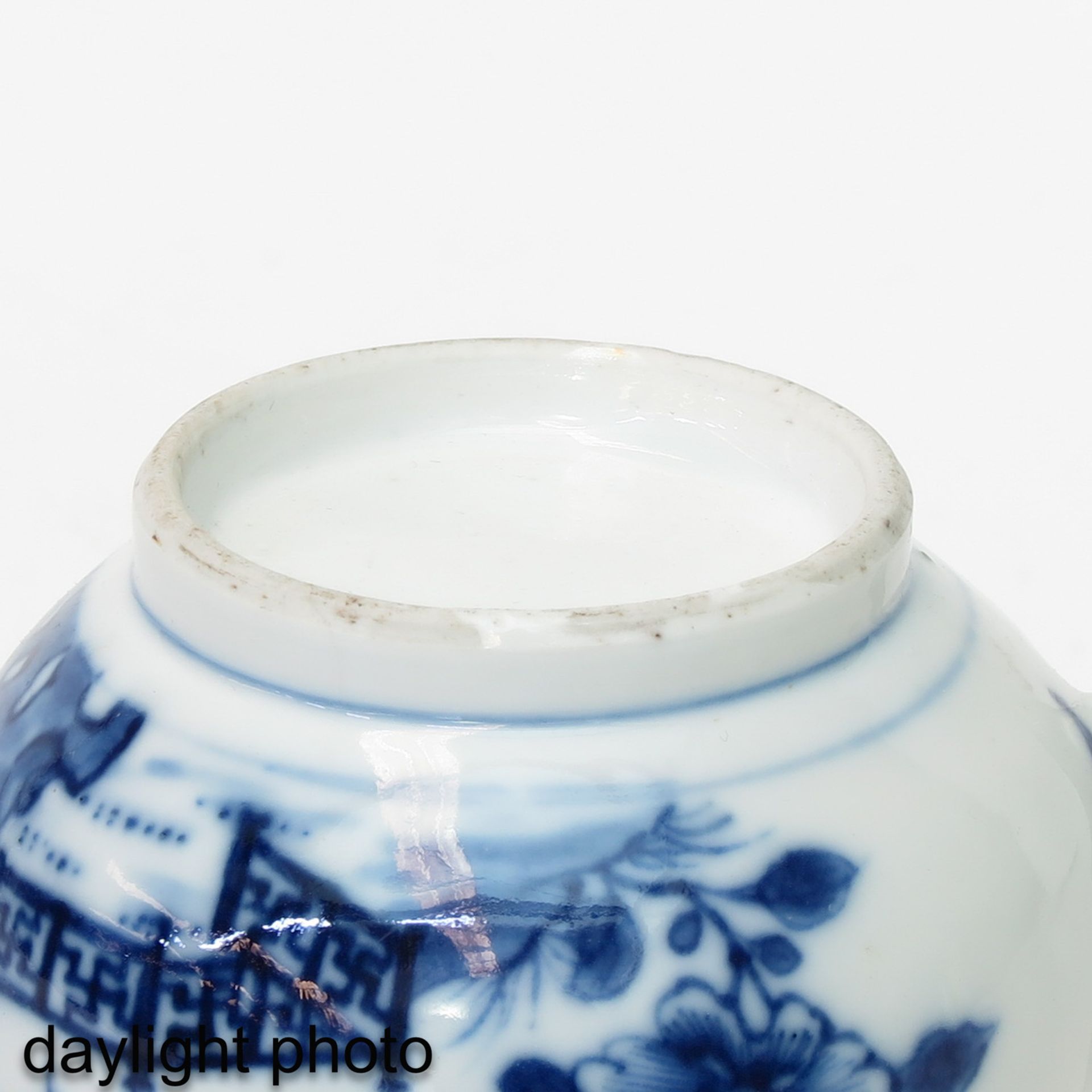 A Blue and White Spittoon - Image 8 of 9