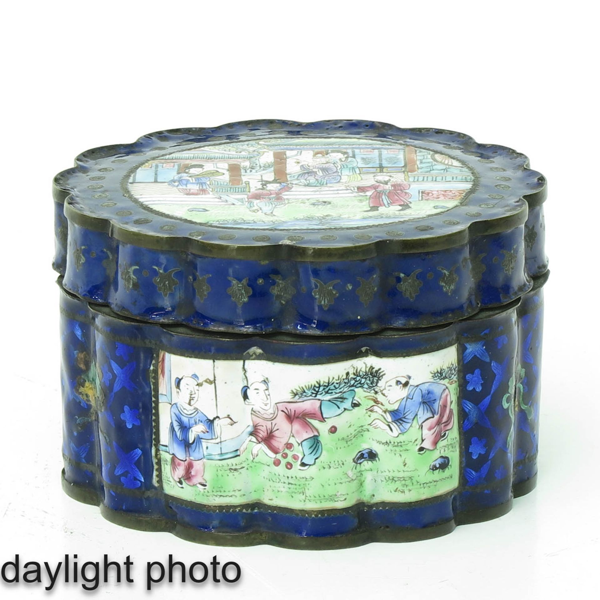 A Round Cloisonne Box - Image 7 of 10