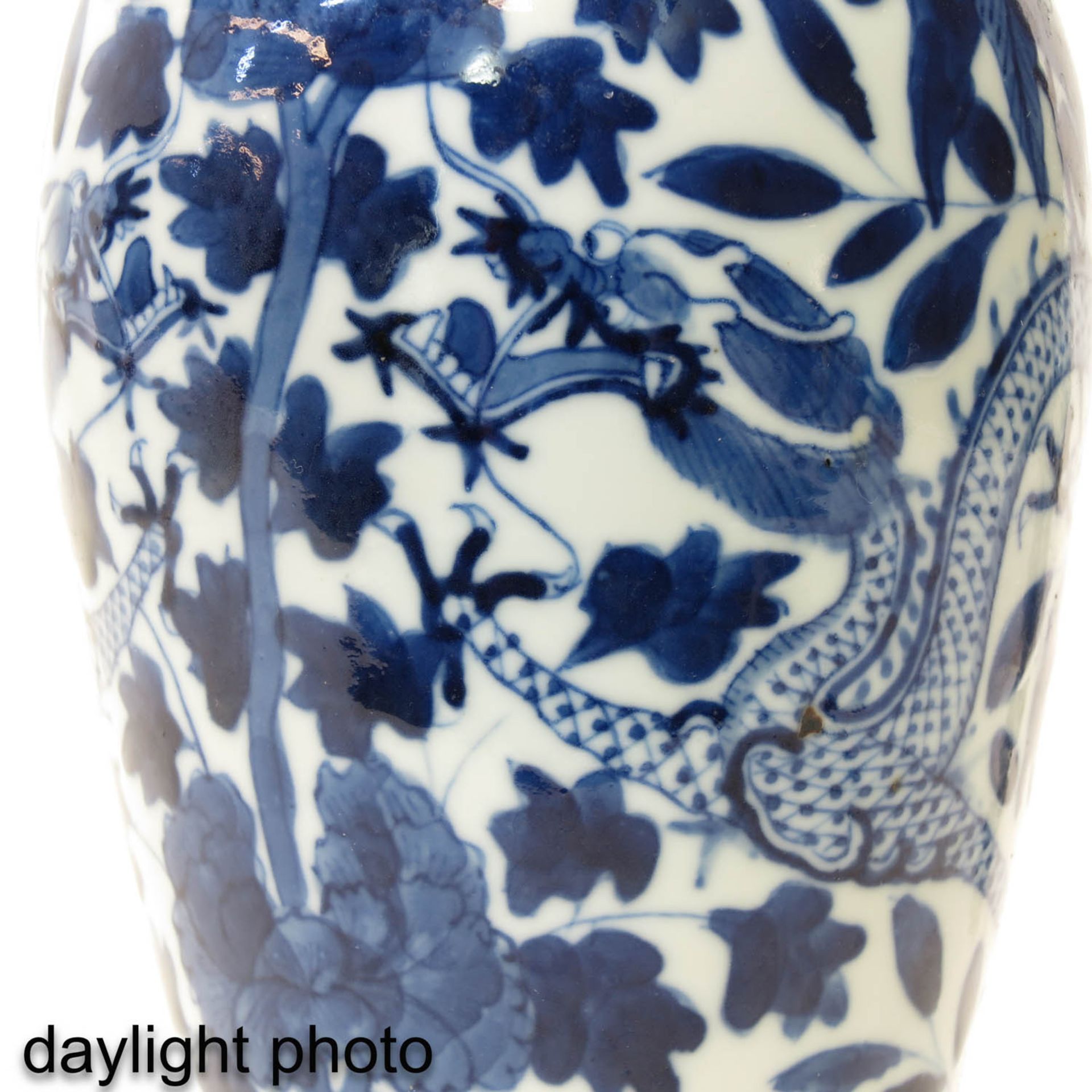 A Collection of 4 Blue and White Vases - Image 9 of 9