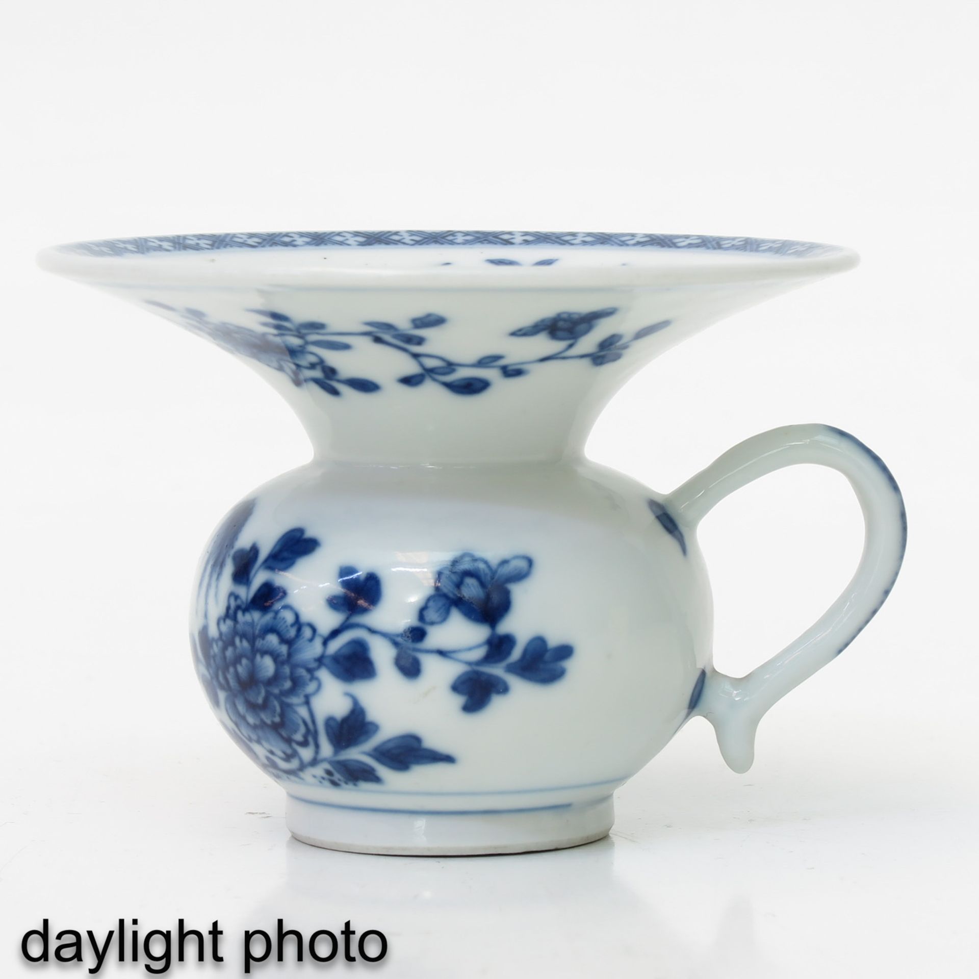 A Blue and White Spittoon - Image 7 of 9