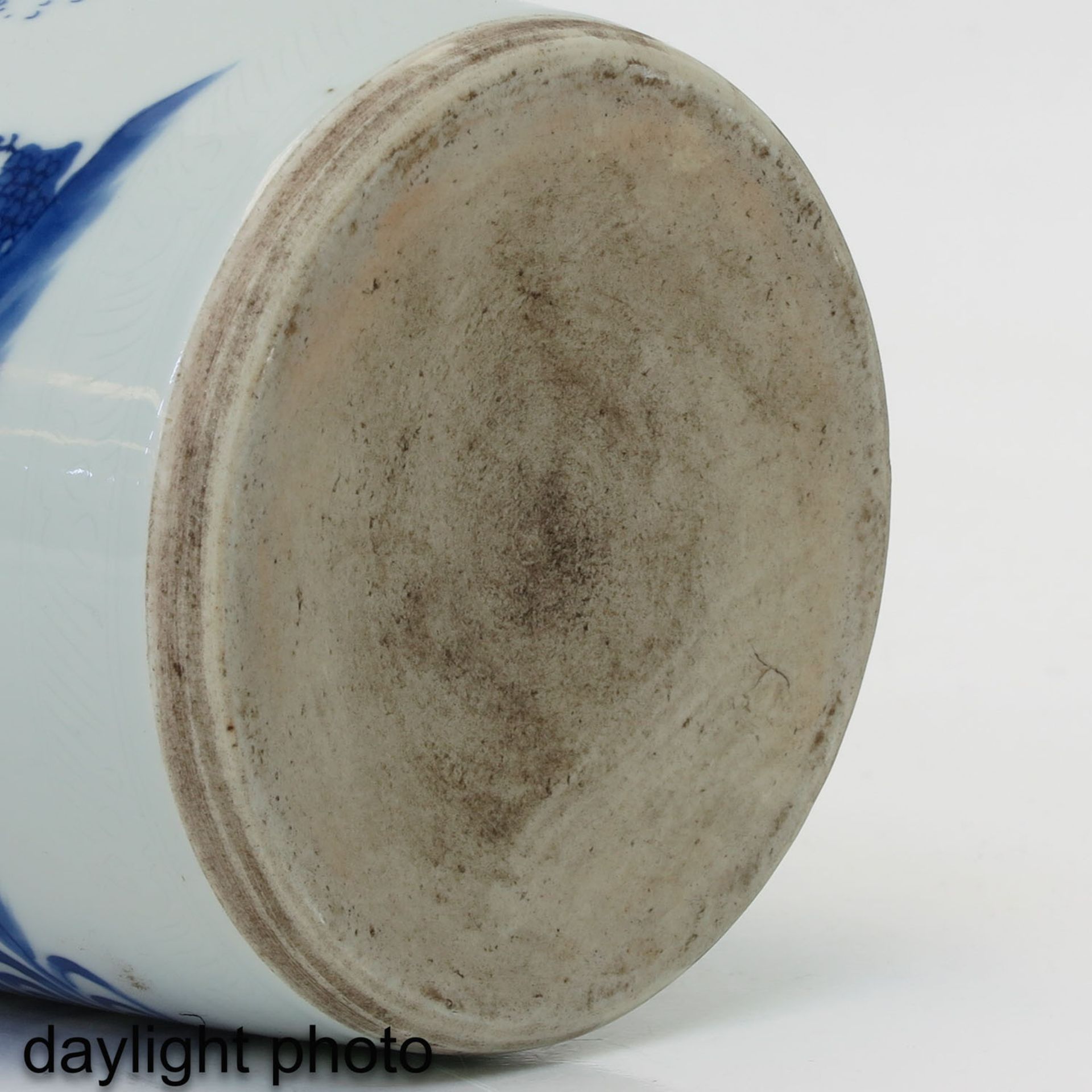 A Blue and White Roll Wagon Vase - Image 8 of 9