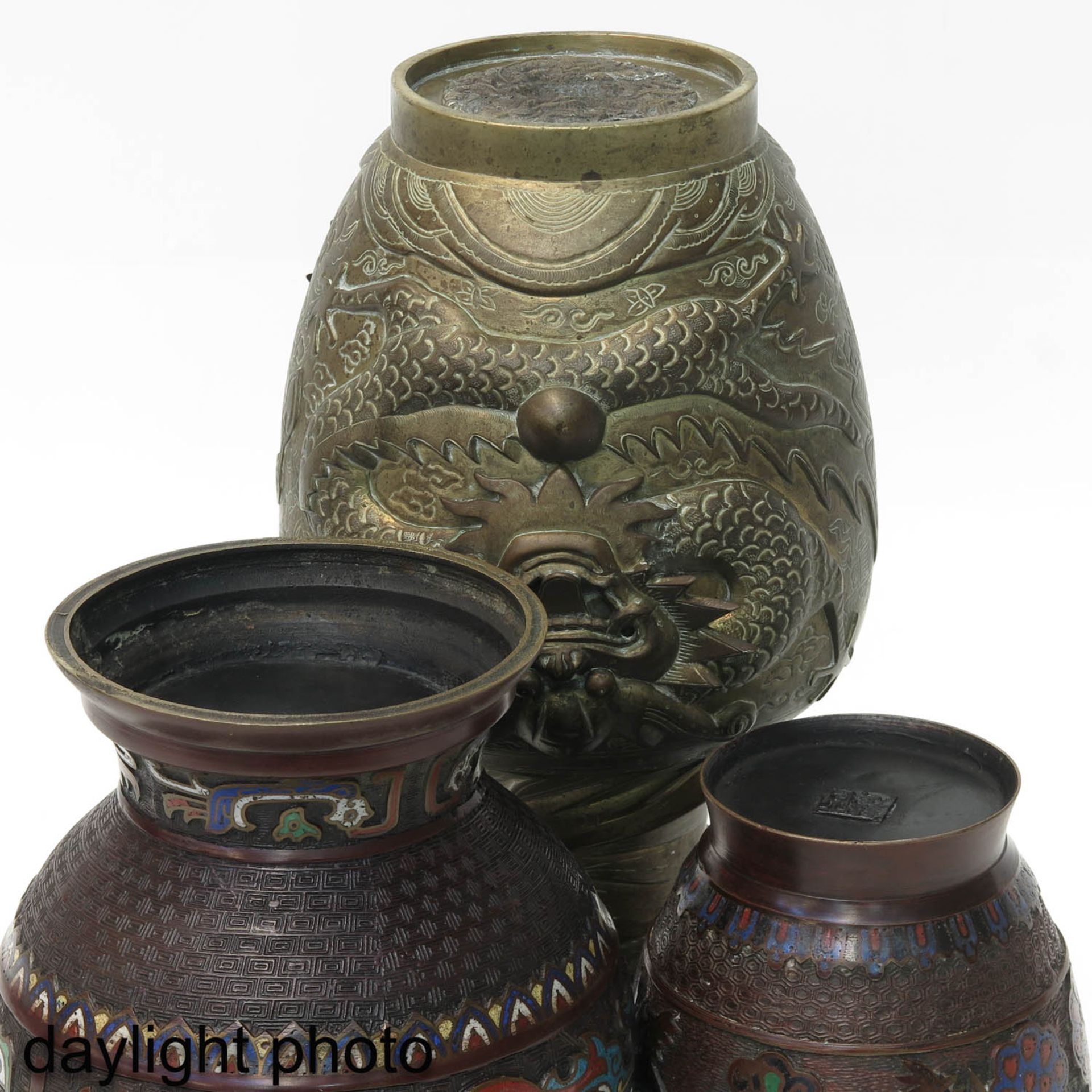 A Pair of Cloisonne Vase and Bronze Vase - Image 8 of 10