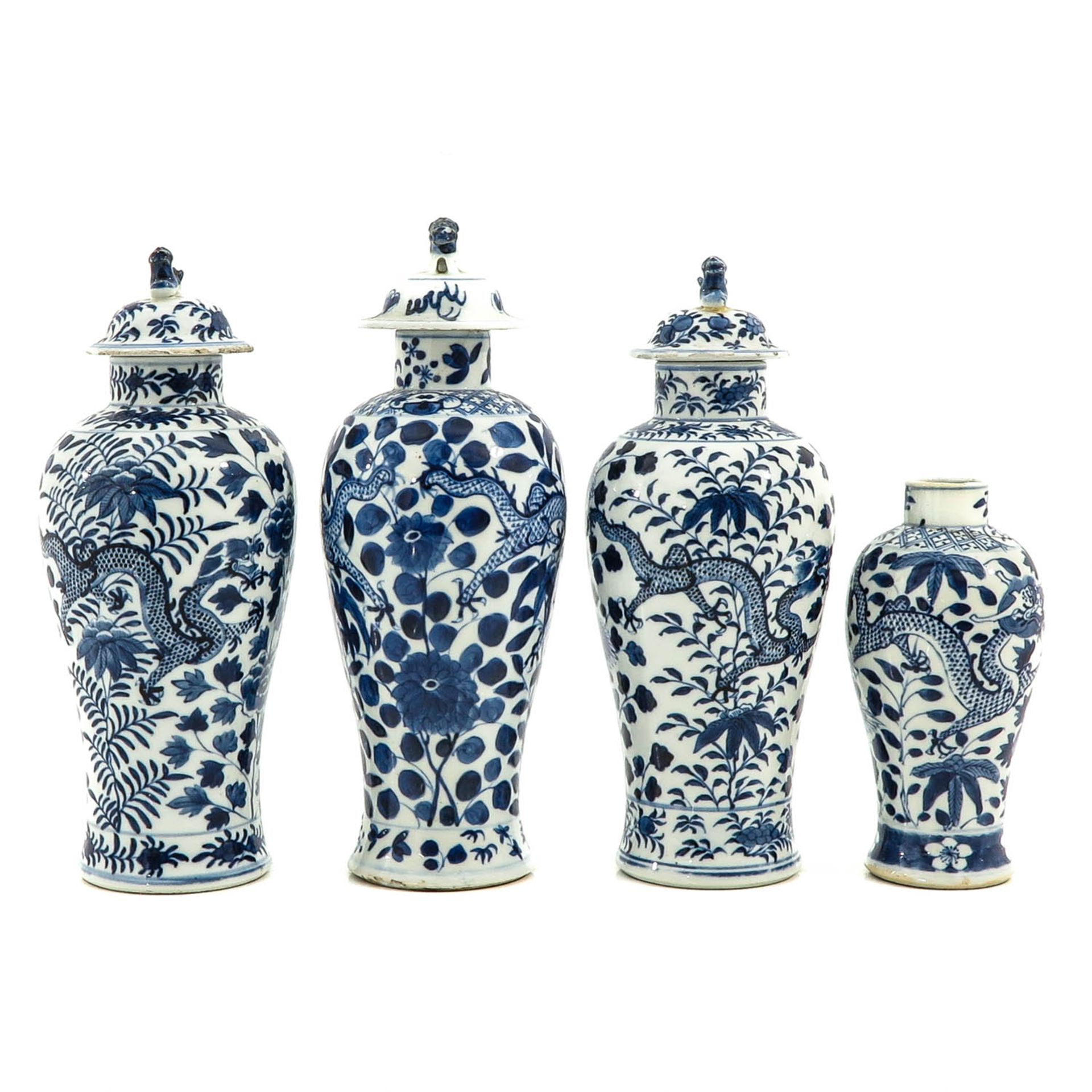 A Collection of 4 Blue and White Vases - Image 4 of 9