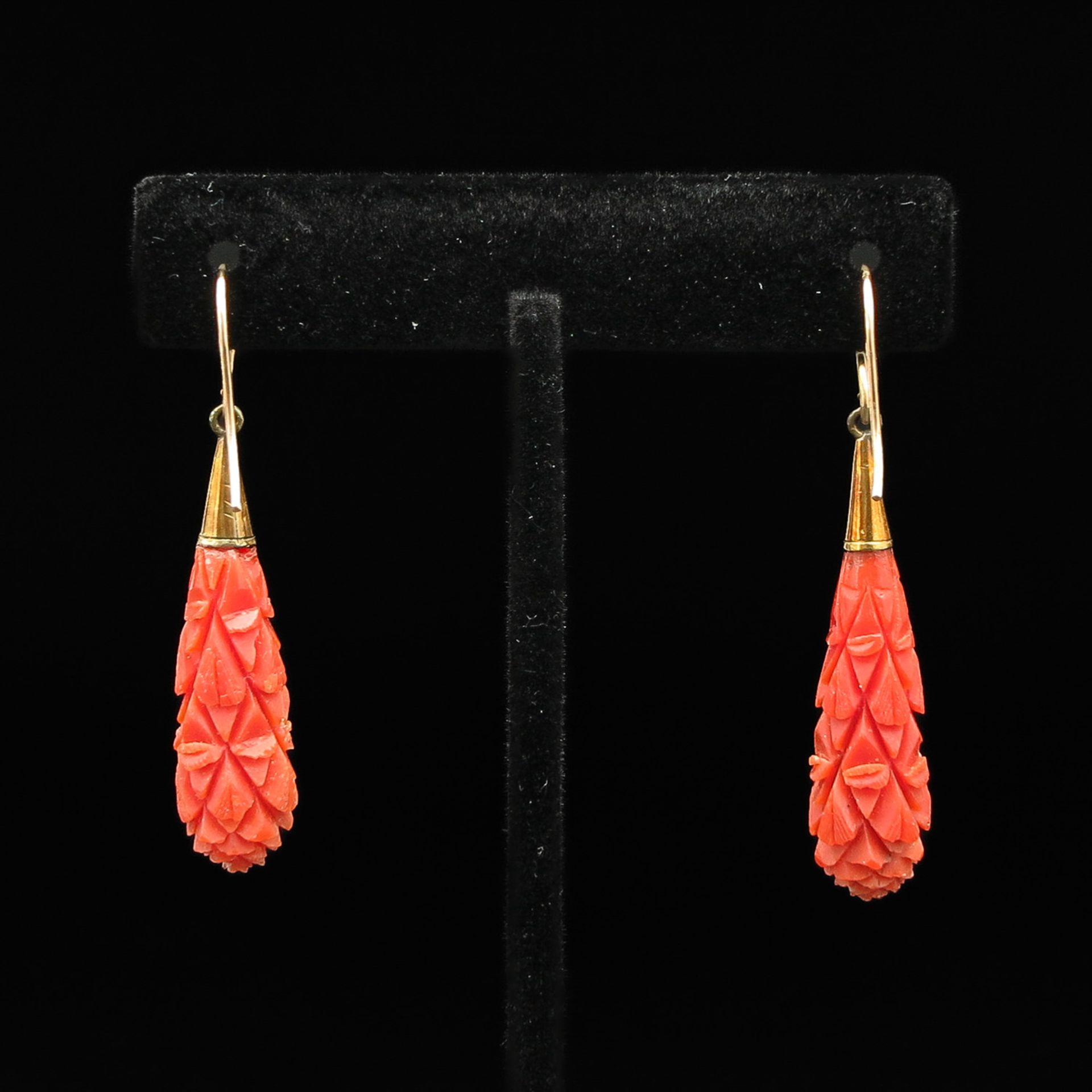 A Pair of Carved Red Coral Earrings - Bild 2 aus 3