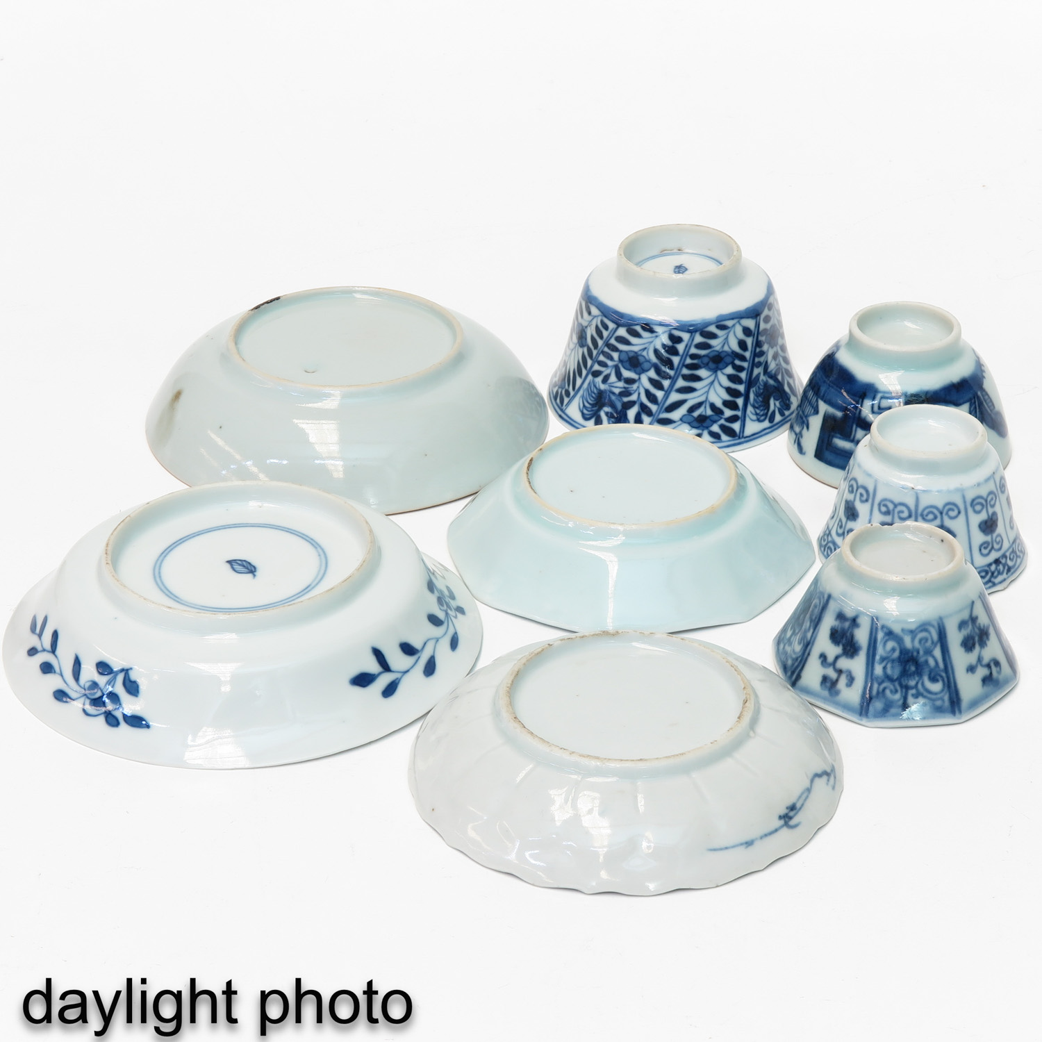 A Collection of Blue and White Cups and Saucers - Image 10 of 10