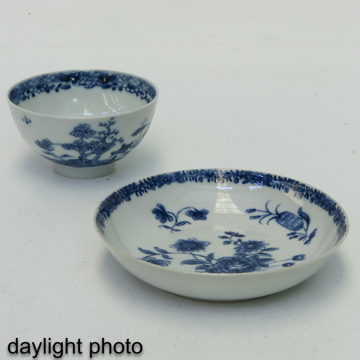 A Collection of 5 Blue and White Cups and Saucers - Image 9 of 10