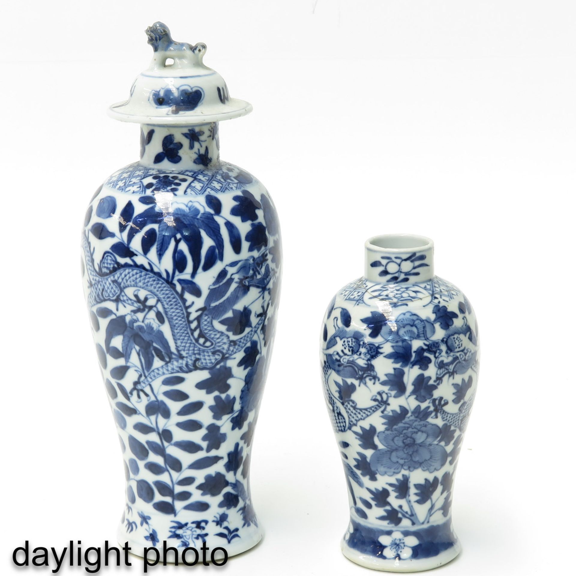 A Collection of 4 Blue and White Vases - Image 7 of 9