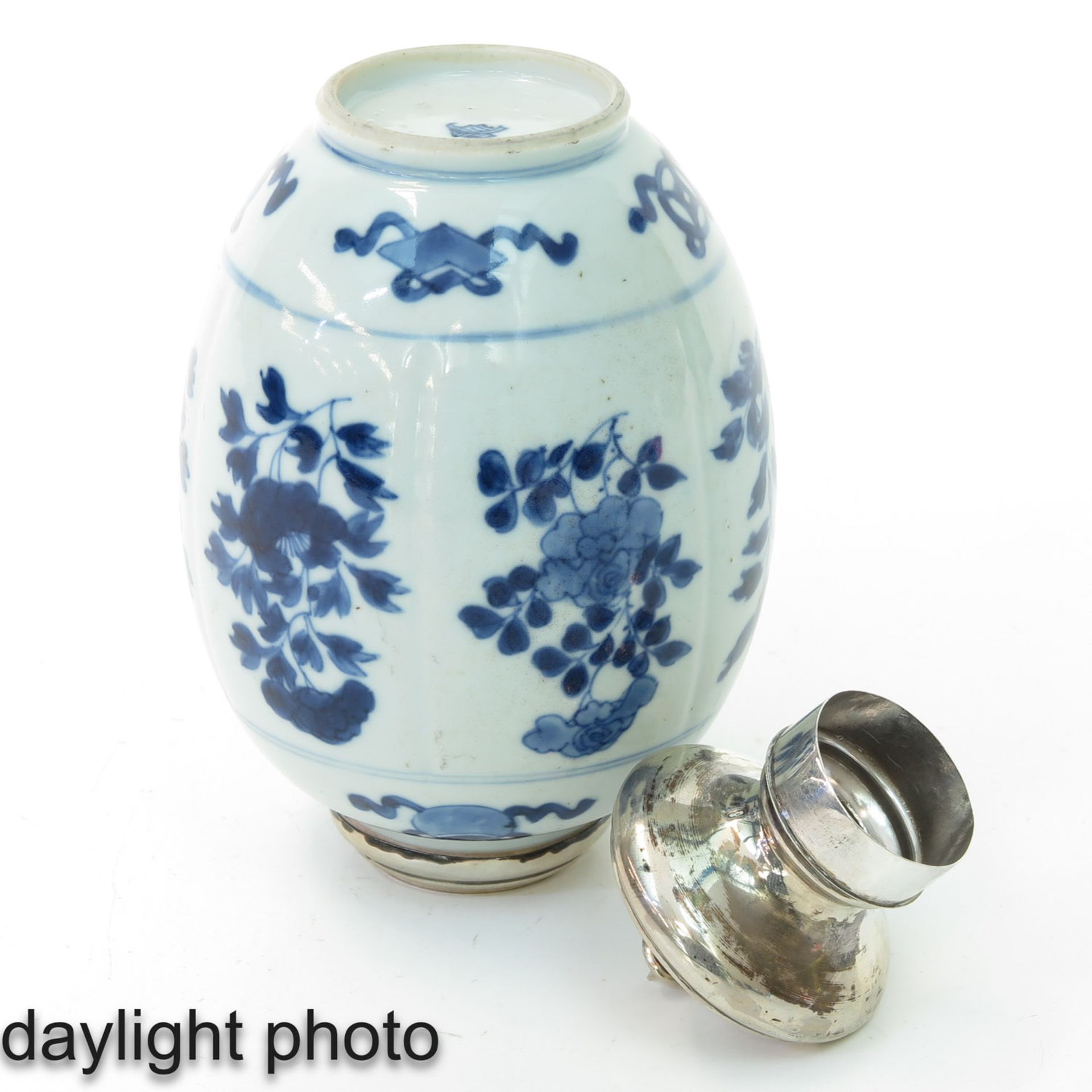 A Blue and White Tea Caddy - Image 8 of 10