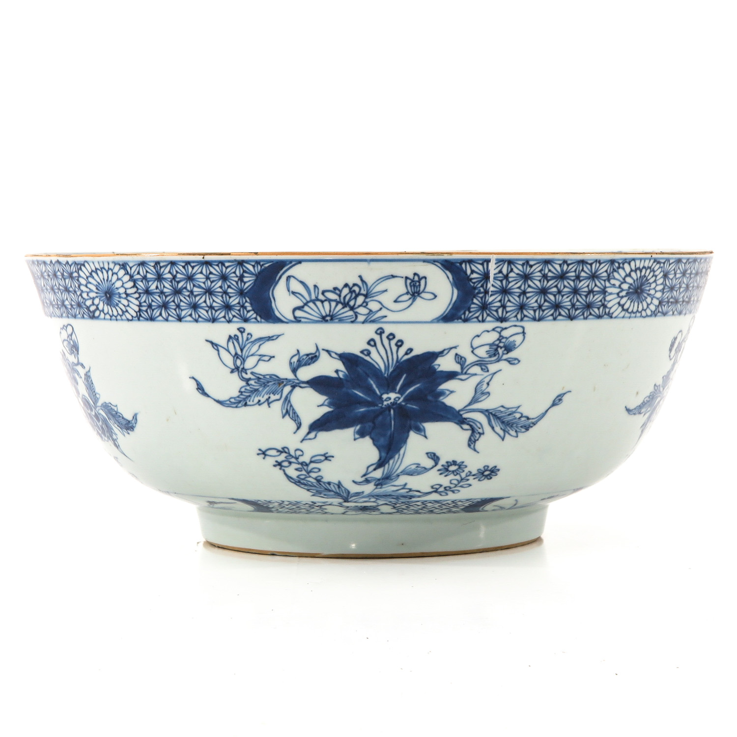 A Large Blue and White Serving Bowl - Image 2 of 9