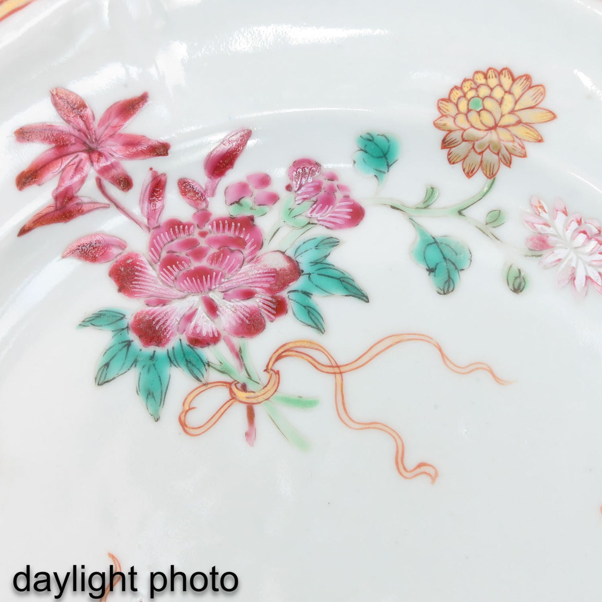 A Pair of Famille Rose Plates - Bild 9 aus 9