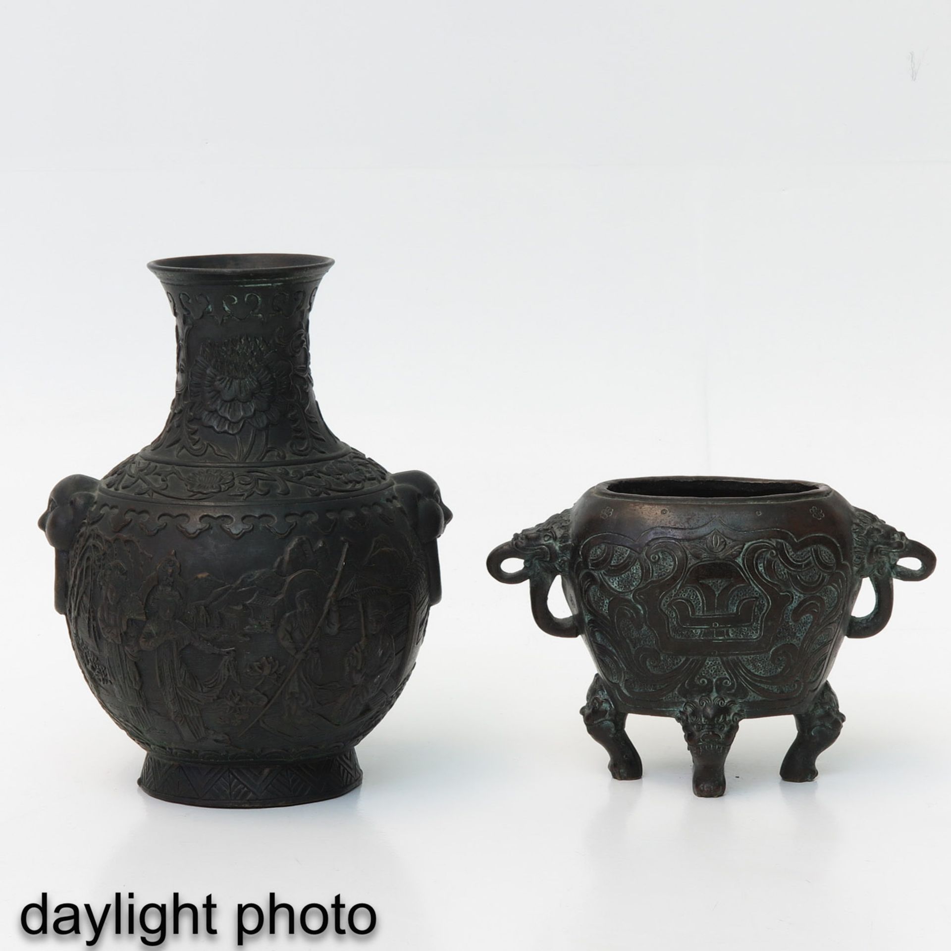 A Lot of 2 Bronze Vases - Image 7 of 10