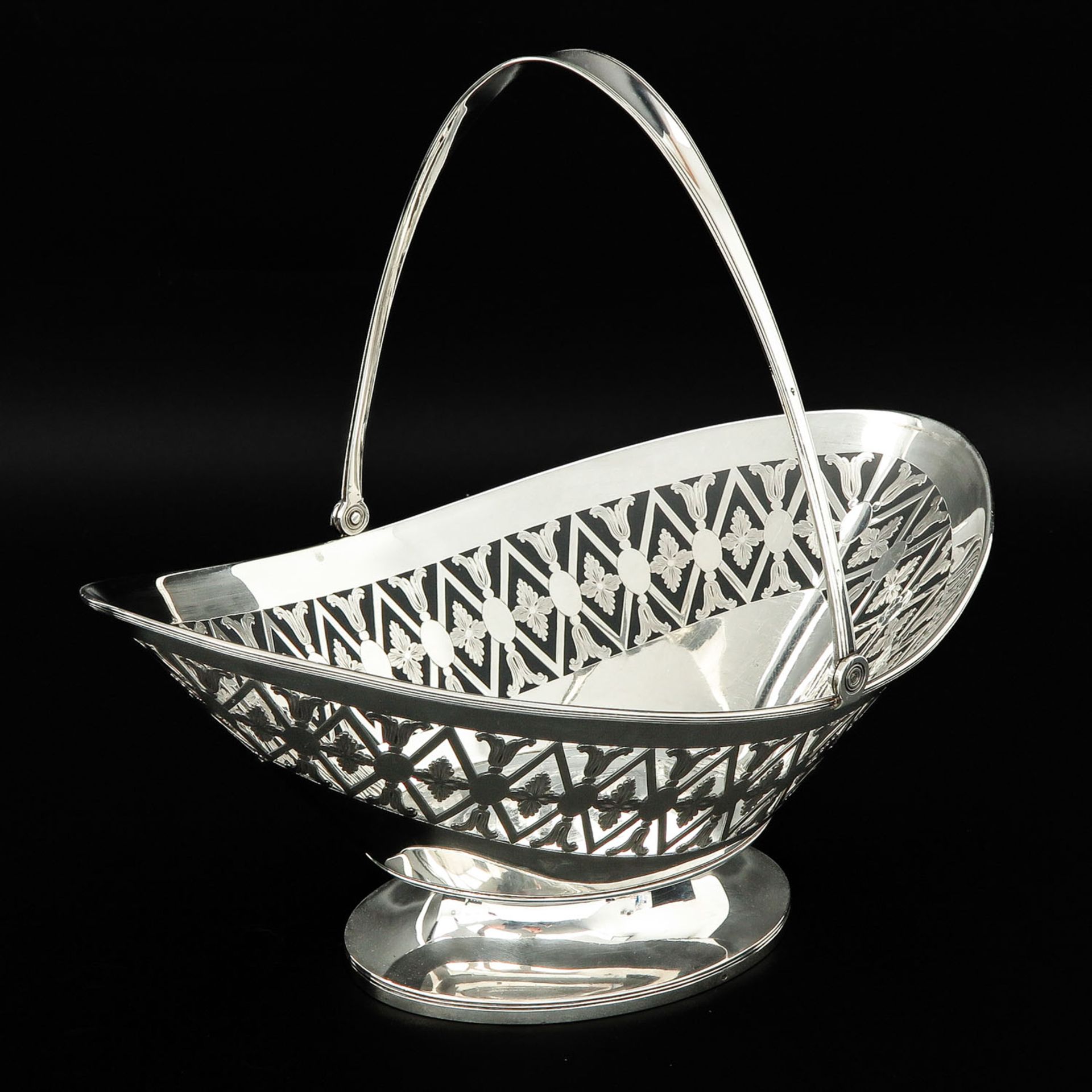 A Silver Basket with Handle - Bild 2 aus 9