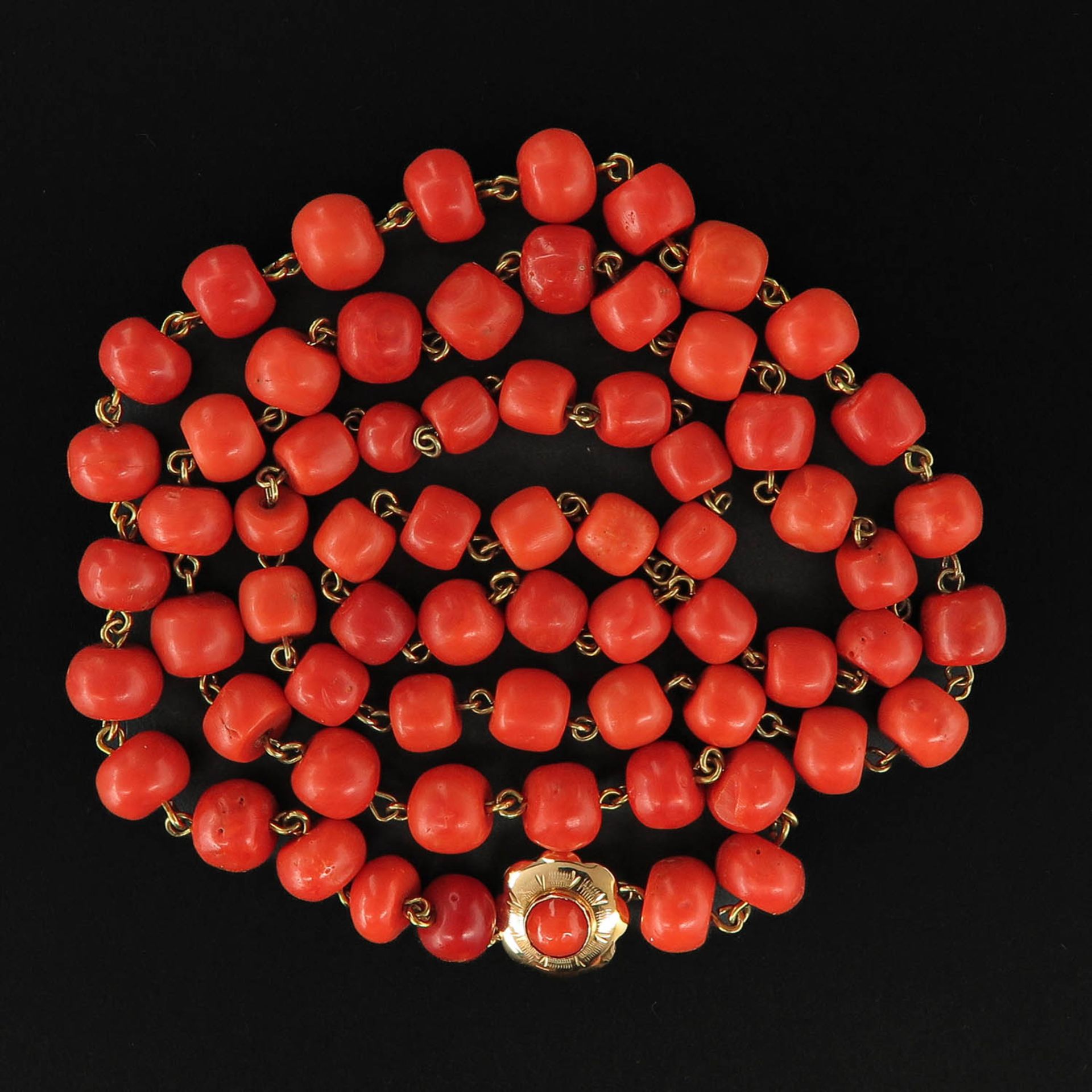 A Single Strand 19th Century Red Coral Necklace - Image 3 of 5