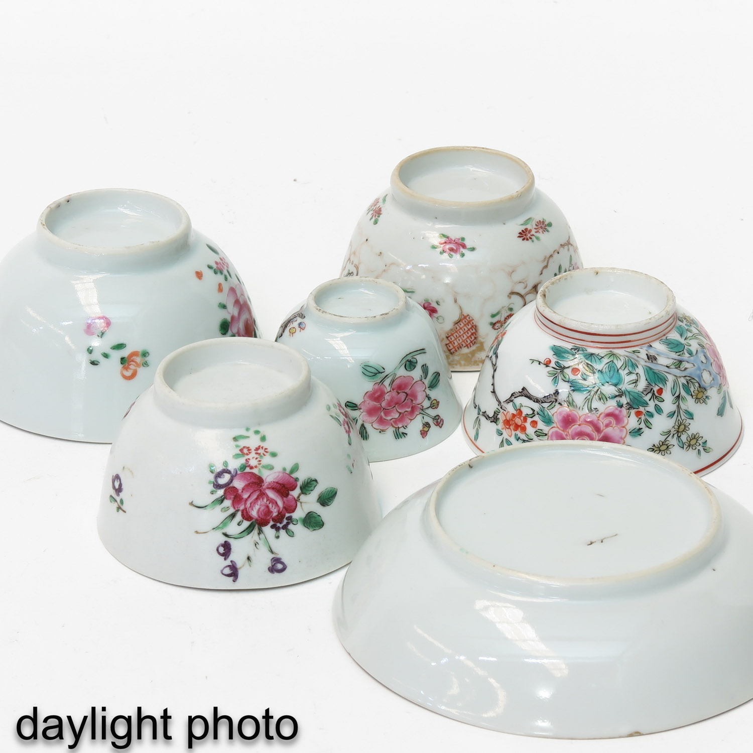 A Collection of Famille Rose Cups and Saucers - Image 10 of 10