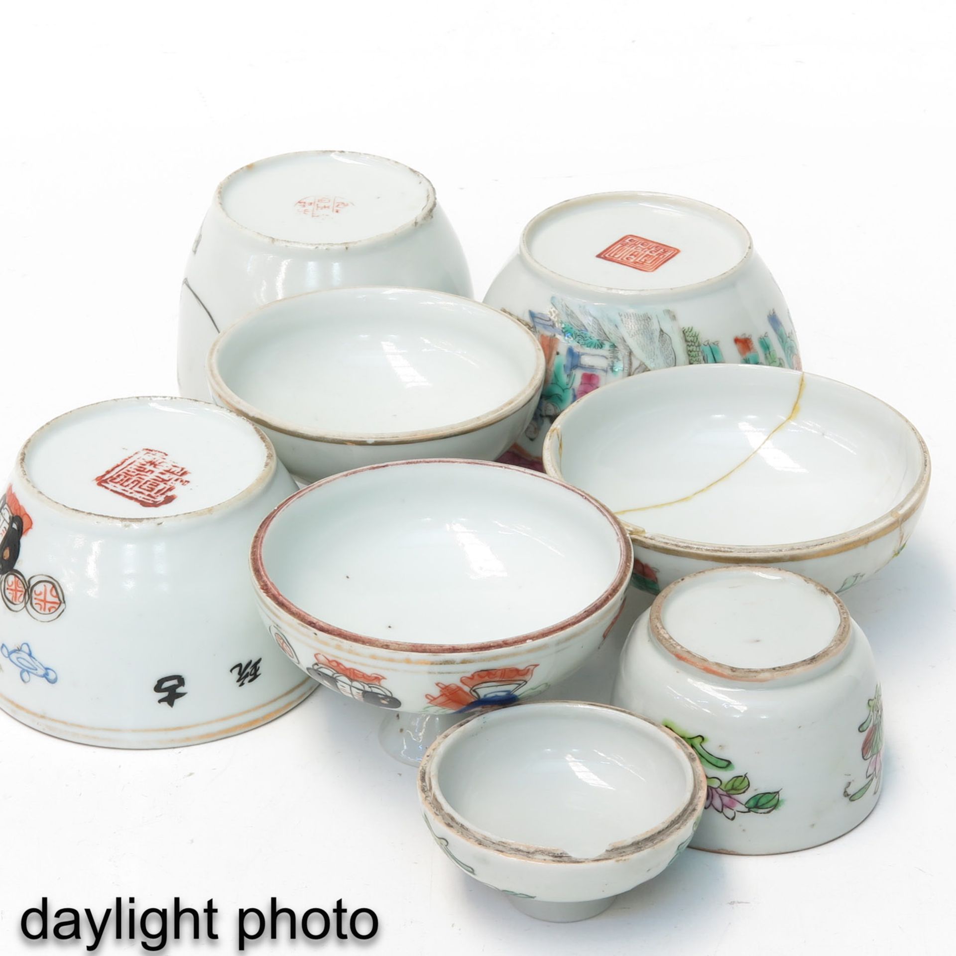 A Collection of 5 Jars with Covers - Image 8 of 10