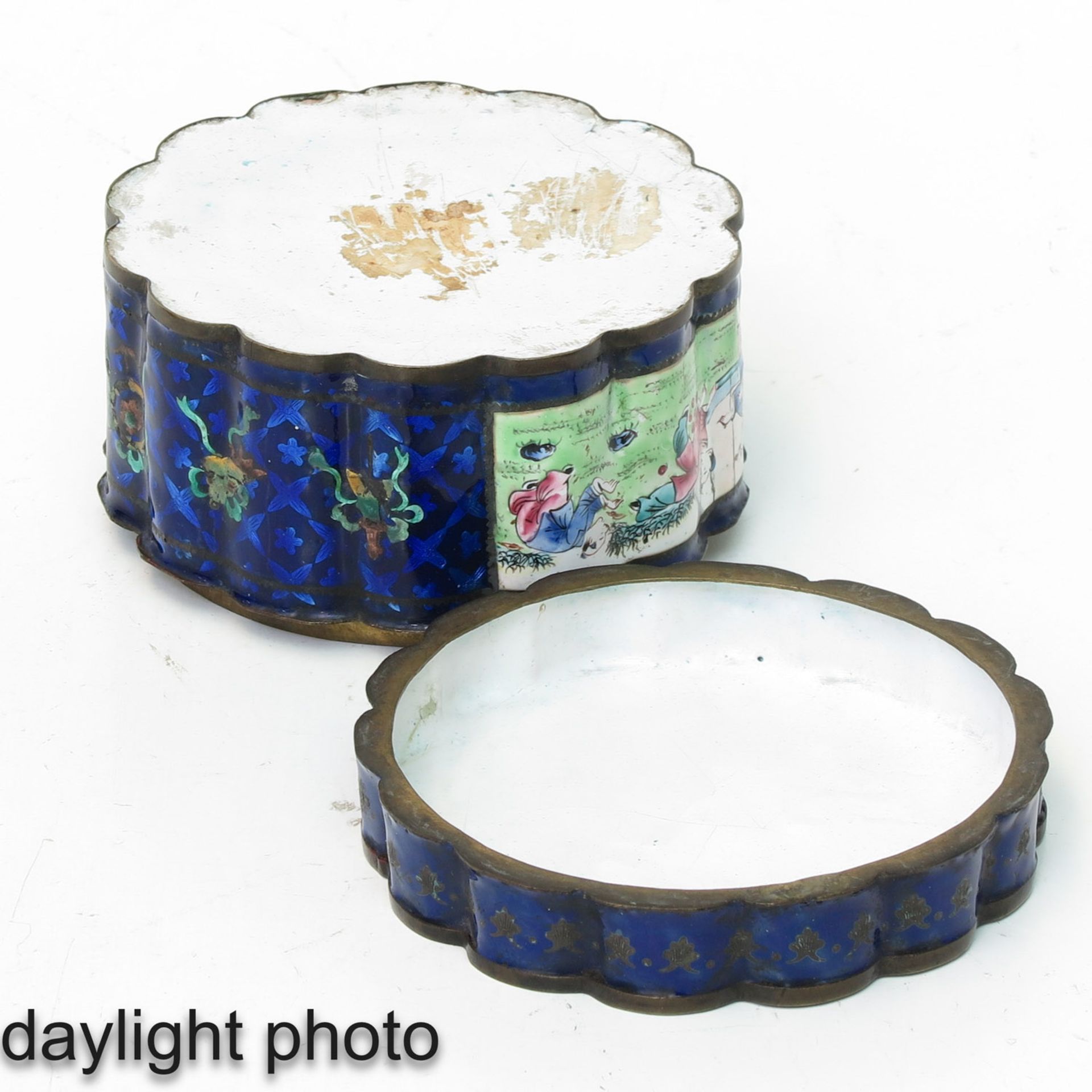 A Round Cloisonne Box - Image 8 of 10