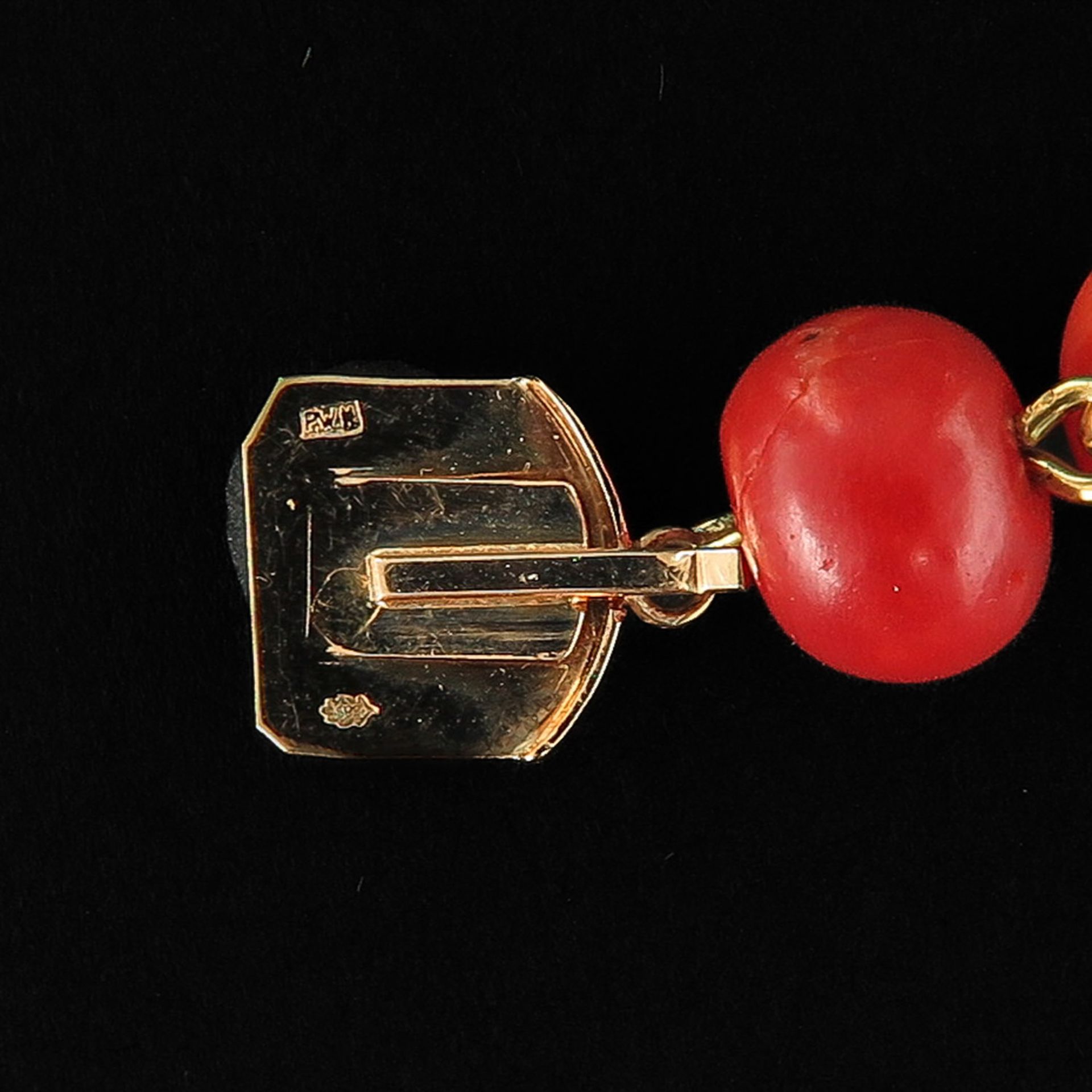 A Single Strand 19th Century Red Coral Necklace - Image 4 of 5